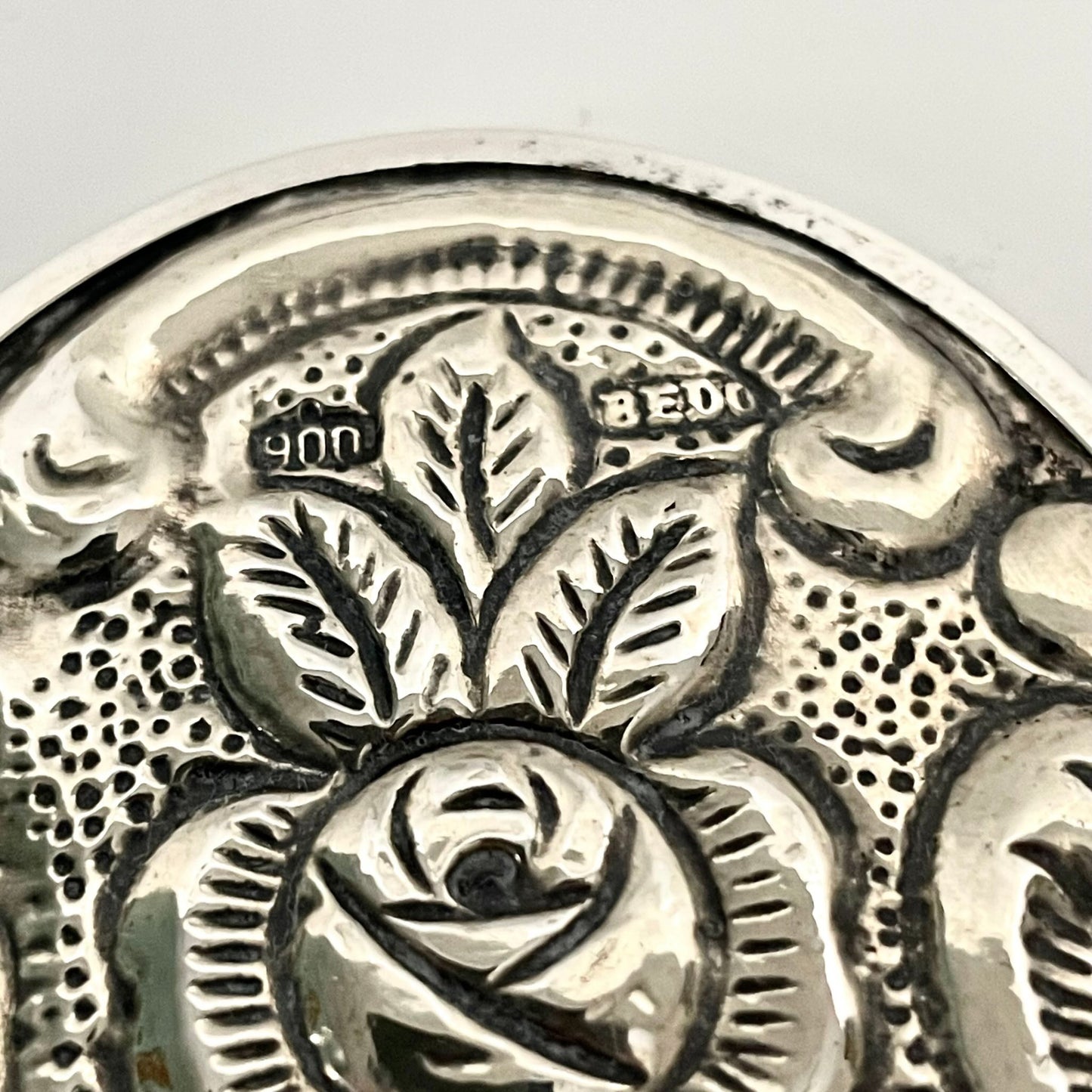 日本語: シルバー製ハンドミラー、ローズモチーフ、手彫りの精緻なデザイン。コンパクトで、バッグにもぴったり。 ; English: Silver hand mirror with intricate rose motifs, hand-etched design. Compact size, perfect for a handbag. ; Français: Miroir à main en argent avec des motifs de roses délicats, conception gravée à la main. Taille compacte, parfait pour un sac à main.