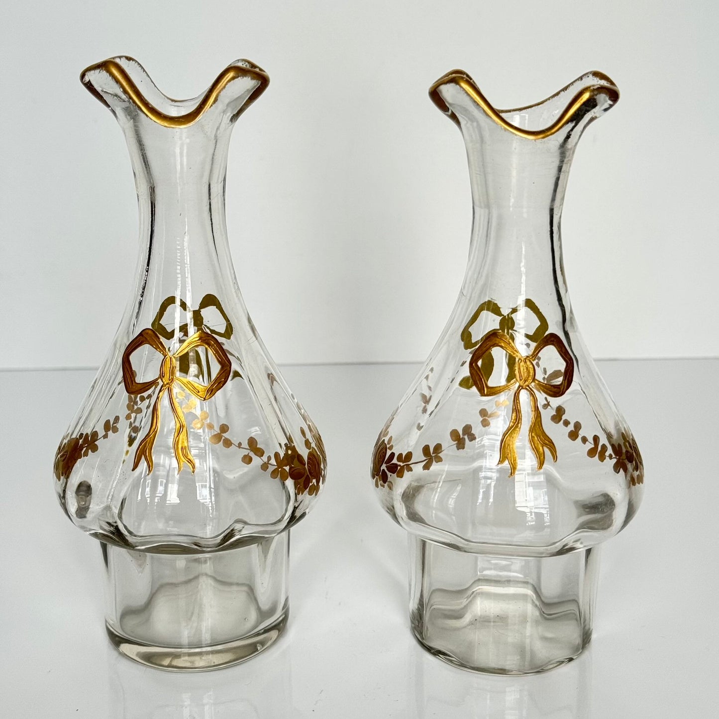 English: Silver plate cruet set by Armand Frénais, late 19th to early 20th century, with crystal bottles decorated with gilt ribbons and floral motifs; some wear and deformation to metal parts. ; 日本語: 19世紀末〜20世紀初頭、アルマン・フレネ製の銀メッキ製オイル&ビネガー入れセット。金彩リボンと花模様が施されたクリスタルボトル付き。金属部分にやや摩耗と歪みあり。; Français: Huilier vinaigrier en métal argenté par Armand Frénais, fin XIXe – début XXe siècle, flacons en cristal décorés de rubans et fleurs dorés ; quelques usures et déformations visibles sur le métal.