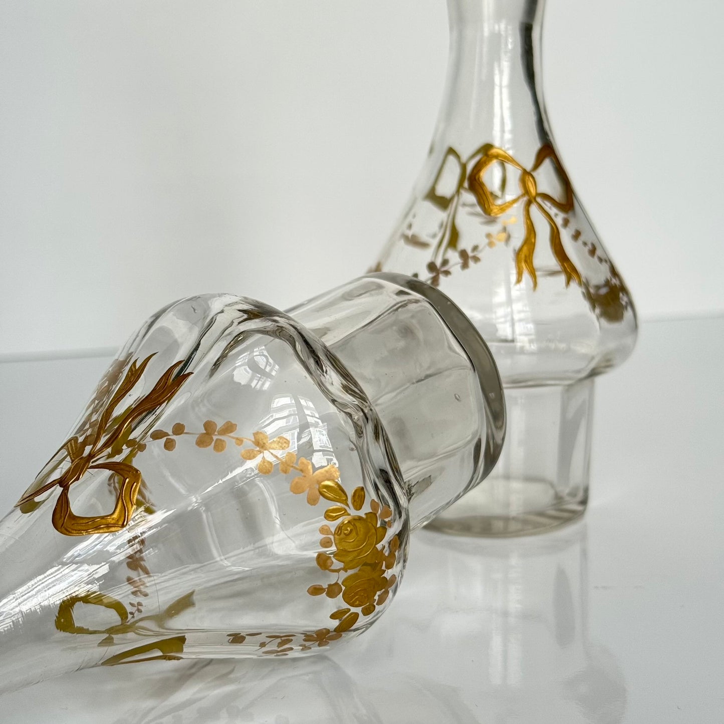 English: Silver plate cruet set by Armand Frénais, late 19th to early 20th century, with crystal bottles decorated with gilt ribbons and floral motifs; some wear and deformation to metal parts. ; 日本語: 19世紀末〜20世紀初頭、アルマン・フレネ製の銀メッキ製オイル&ビネガー入れセット。金彩リボンと花模様が施されたクリスタルボトル付き。金属部分にやや摩耗と歪みあり。; Français: Huilier vinaigrier en métal argenté par Armand Frénais, fin XIXe – début XXe siècle, flacons en cristal décorés de rubans et fleurs dorés ; quelques usures et déformations visibles sur le métal.