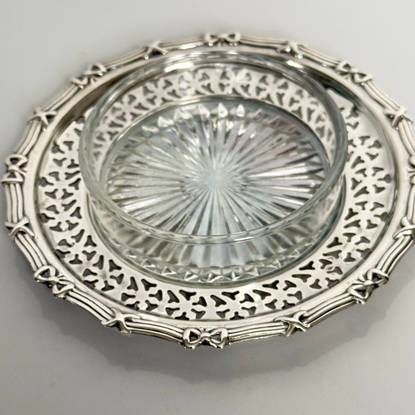 English: English Vintage silver-plated ramekin with removable glass insert, decorated with a delicate ribbon motif. ; Français : Ramequin vintage en métal argenté avec insert en verre amovible, décoré d’un délicat motif de rubans. ; 日本語: イギリス製の繊細なリボン模様が施されたヴィンテージの銀メッキ製ラメキン、取り外し可能なガラスインサート付き。