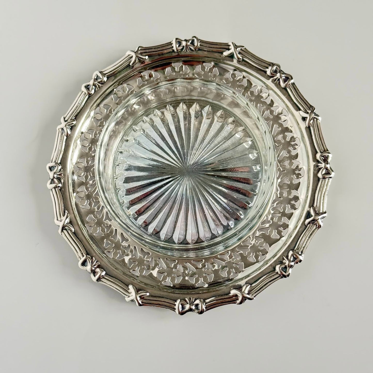 English: English Vintage silver-plated ramekin with removable glass insert, decorated with a delicate ribbon motif. ; Français : Ramequin vintage en métal argenté avec insert en verre amovible, décoré d’un délicat motif de rubans. ; 日本語: イギリス製の繊細なリボン模様が施されたヴィンテージの銀メッキ製ラメキン、取り外し可能なガラスインサート付き。
