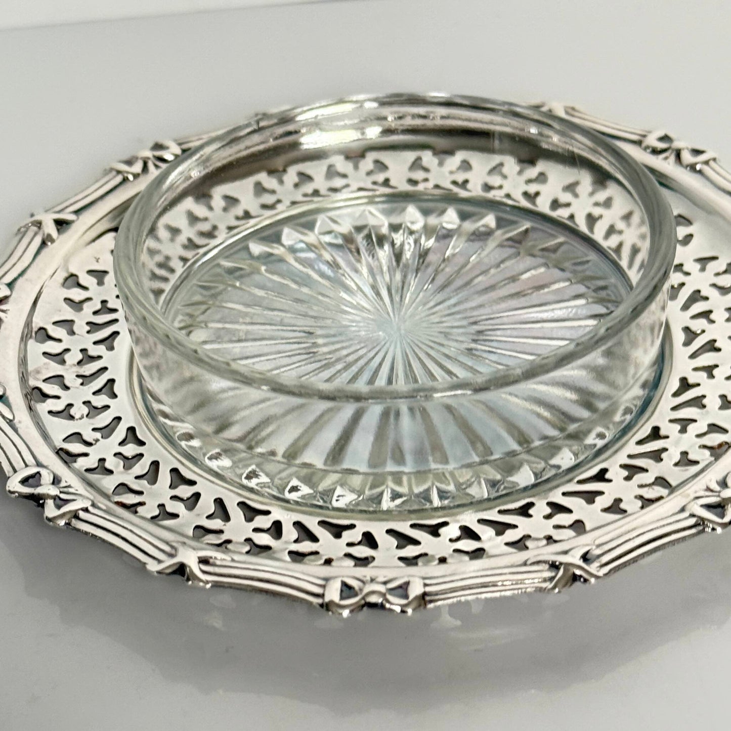 English: English Vintage silver-plated ramekin with removable glass insert, decorated with a delicate ribbon motif. ; Français : Ramequin vintage en métal argenté avec insert en verre amovible, décoré d’un délicat motif de rubans. ; 日本語: イギリス製の繊細なリボン模様が施されたヴィンテージの銀メッキ製ラメキン、取り外し可能なガラスインサート付き。