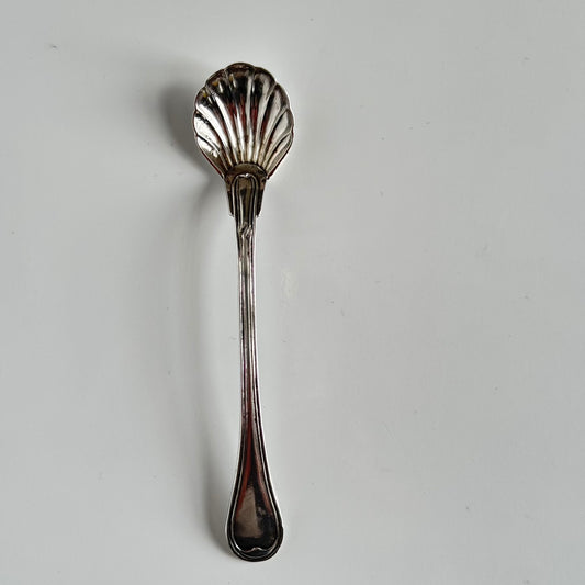 English: Antique French solid silver spoon with shell-shaped tip, late 19th – early 20th century. Elegant design. Suitable for mustard, eggs, or salt. ; 日本語: 19世紀後期〜20世紀初期のフランス製アンティーク純銀スプーン。ミネルヴァ1番刻印 (950/1000)。上品な貝殻モチーフ。マスタードスプーン、エッグスプーン、またはソルトスプーン。 ; Français: Cuillère ancienne en argent massif à pointe en forme de coquille, poinçon Minerve 1ᵉʳ titre (950/1000), fin XIXᵉ – début XXᵉ siècle. Design élégant. Idéale pour la moutarde, les œufs ou le sel.