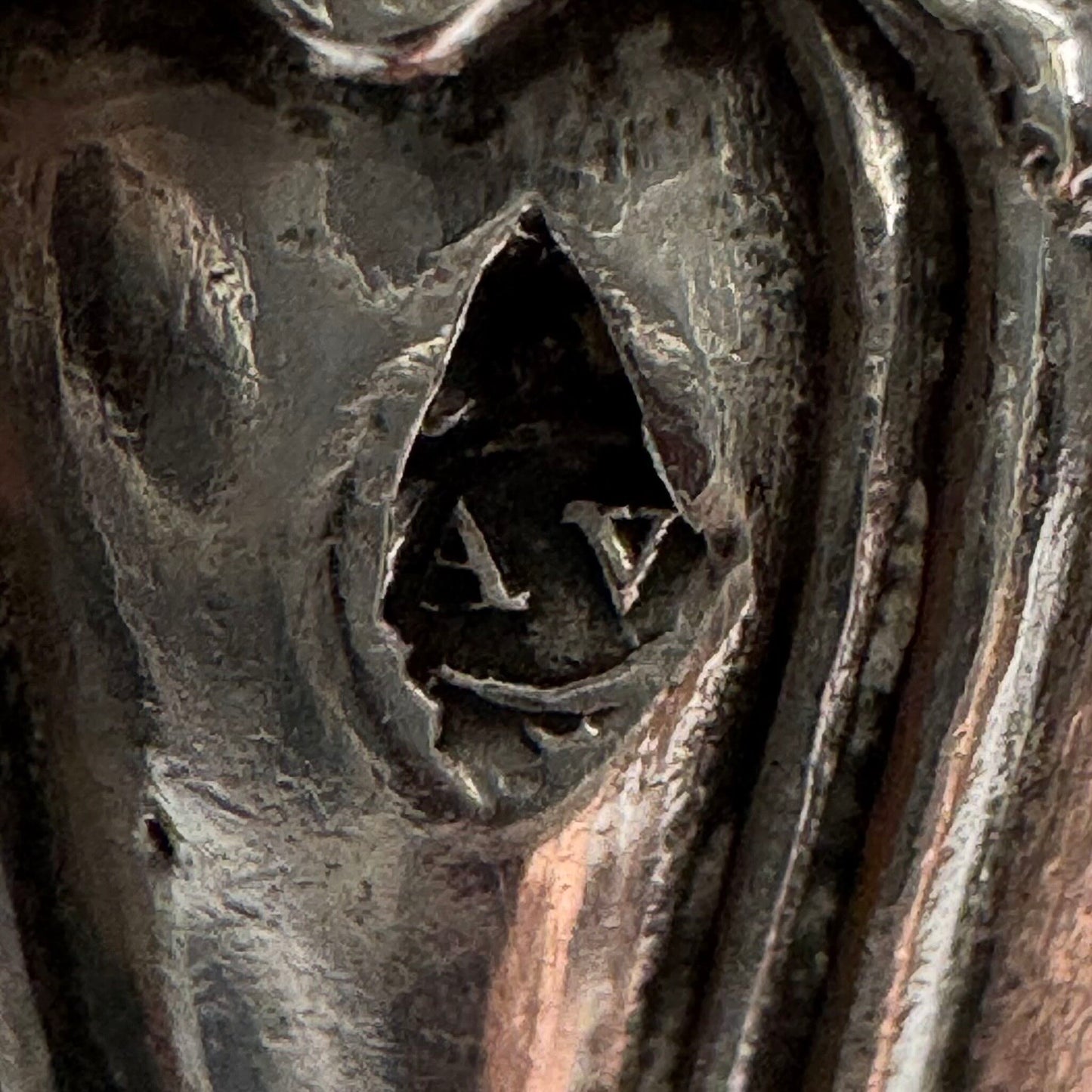 English: Antique French solid silver spoon with shell-shaped tip, late 19th – early 20th century. Elegant design. Suitable for mustard, eggs, or salt. ; 日本語: 19世紀後期〜20世紀初期のフランス製アンティーク純銀スプーン。ミネルヴァ1番刻印 (950/1000)。上品な貝殻モチーフ。マスタードスプーン、エッグスプーン、またはソルトスプーン。 ; Français: Cuillère ancienne en argent massif à pointe en forme de coquille, poinçon Minerve 1ᵉʳ titre (950/1000), fin XIXᵉ – début XXᵉ siècle. Design élégant. Idéale pour la moutarde, les œufs ou le sel.