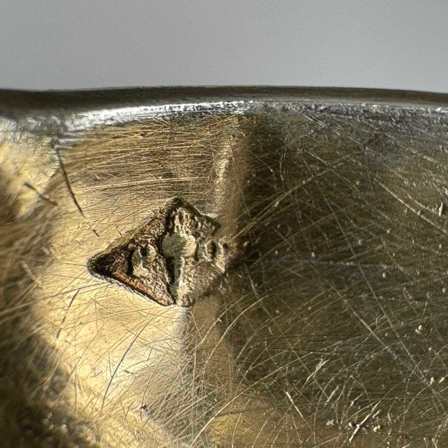 English: Antique French solid silver & vermeil spoon, Minerva 1st standard (950/1000), late 19th – early 20th century. Elegant design with foliage and flower motifs. Suitable for mustard, eggs, or salt. ; 日本語: 19世紀後期〜20世紀初期のフランス製アンティーク純銀&ヴェルメイユ仕上げのスプーン。上品なリーフ&フラワーモチーフ。マスタードスプーン、エッグスプーン、ソルトスプーン。 ; Français: Cuillère ancienne en argent massif & vermeil, poinçon Minerve 1ᵉʳ titre (950/1000), fin XIXᵉ – début XXᵉ siècle. Élégant décor de feuillage et fleurs. Idéale pour la moutarde, les œufs ou le sel.