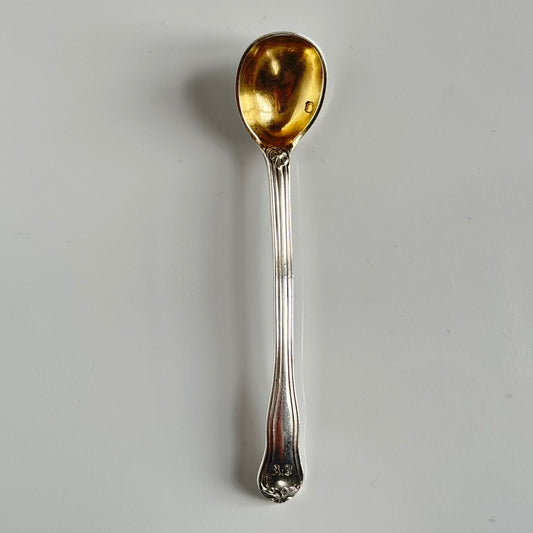 English: Antique French solid silver & vermeil spoon, Minerva 1st standard (950/1000), late 19th – early 20th century. Elegant design with foliage and flower motifs. Suitable for mustard, eggs, or salt. ; 日本語: 19世紀後期〜20世紀初期のフランス製アンティーク純銀&ヴェルメイユ仕上げのスプーン。上品なリーフ&フラワーモチーフ。マスタードスプーン、エッグスプーン、ソルトスプーン。 ; Français: Cuillère ancienne en argent massif & vermeil, poinçon Minerve 1ᵉʳ titre (950/1000), fin XIXᵉ – début XXᵉ siècle. Élégant décor de feuillage et fleurs. Idéale pour la moutarde, les œufs ou le sel.