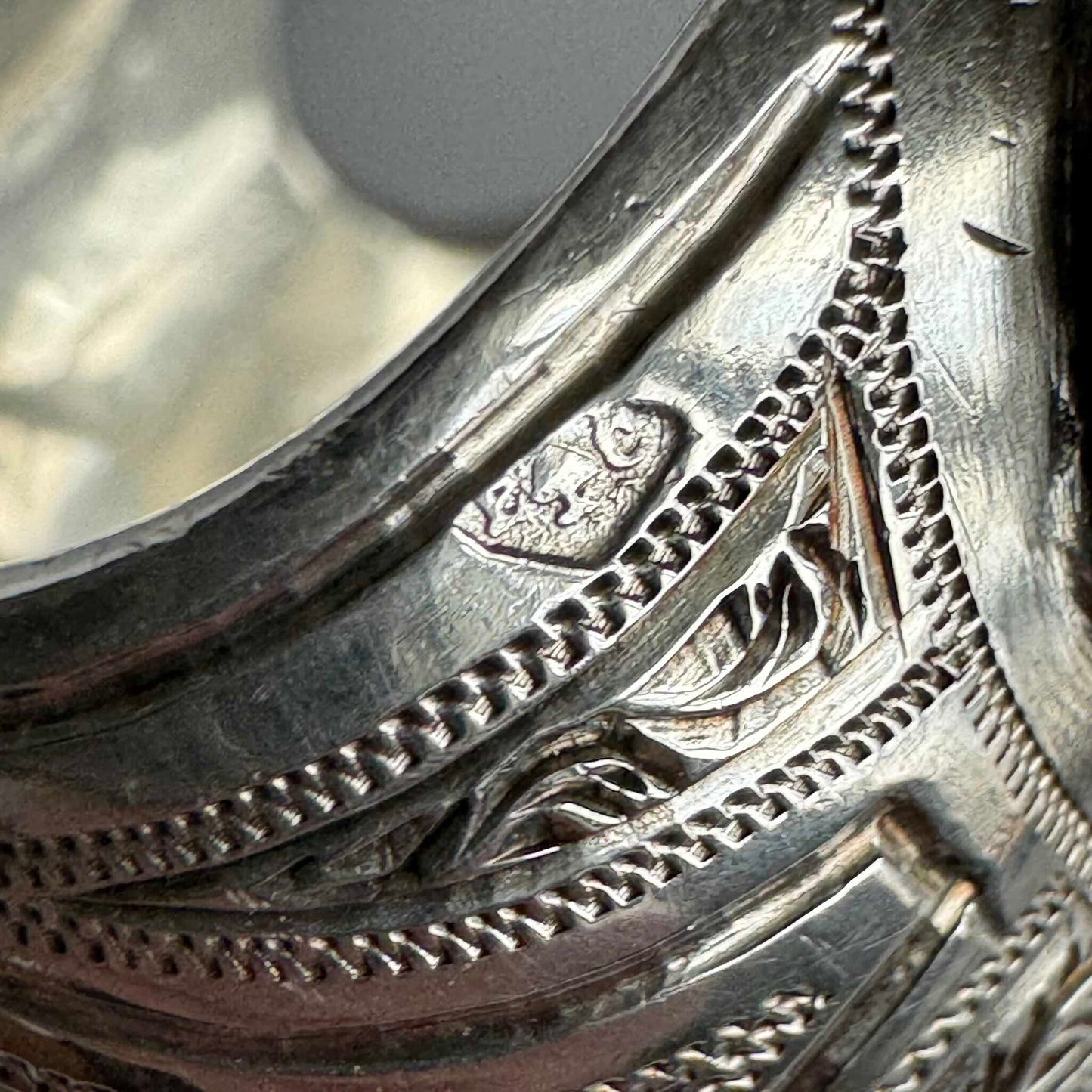 English: Antique solid silver sugar tongs with branch and foliage motif, late 19th – early 20th century. Elegant craftsmanship with fine detailing. ; 日本語: 19世紀後期 – 20世紀初期のアンティーク純銀シュガートング。枝と葉のモチーフが施された精巧なデザイン。 ; Français: Pince à sucre ancienne en argent massif avec motif de branche et feuillage, fin XIXᵉ – début XXᵉ siècle. Travail d’orfèvrerie raffiné avec de superbes détails.