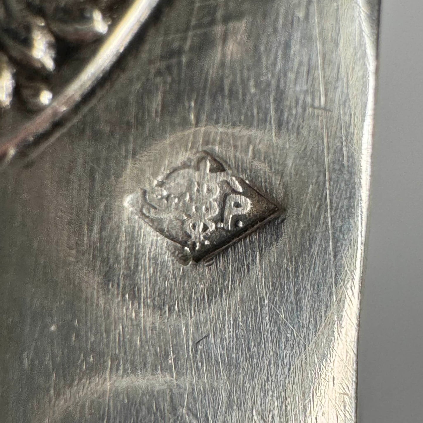 English: Antique French solid silver sugar tongs, Minerva 2nd standard (800/1000), late 19th – early 20th century. Elegant design with pearl, foliage, and bellflower motifs. ; 日本語: 19世紀後期〜20世紀初期のフランス製アンティーク純銀シュガートング。ミネルヴァ2番刻印 (800/1000)。パール装飾、リーフモチーフ、鈴蘭の優雅なデザイン。 ; Français: Pince à sucre ancienne en argent massif, poinçon Minerve 2ᵉ titre (800/1000), fin XIXᵉ – début XXᵉ siècle. Élégant décor perlé, feuillage et clochette.