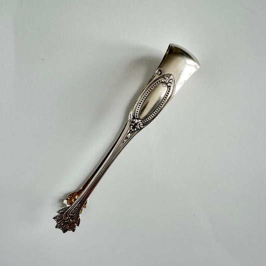 English: Antique French solid silver sugar tongs, Minerva 2nd standard (800/1000), late 19th – early 20th century. Elegant design with pearl, foliage, and bellflower motifs. ; 日本語: 19世紀後期〜20世紀初期のフランス製アンティーク純銀シュガートング。ミネルヴァ2番刻印 (800/1000)。パール装飾、リーフモチーフ、鈴蘭の優雅なデザイン。 ; Français: Pince à sucre ancienne en argent massif, poinçon Minerve 2ᵉ titre (800/1000), fin XIXᵉ – début XXᵉ siècle. Élégant décor perlé, feuillage et clochette.