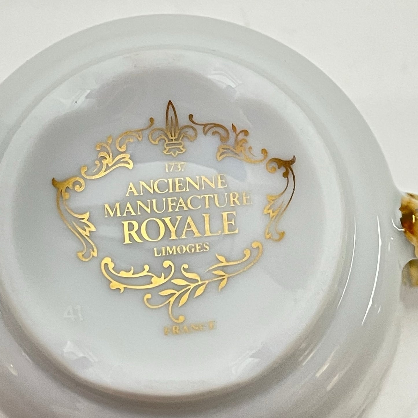 日本語: セーブル風の「Service à Rubans Bleu Céleste」デュバリー夫人のサービスのデザイン。リモージュ製のシュガーボウルとカップ。 ; English: Sugar bowl and cup set from the "Service à Rubans Bleu Céleste" by Ancienne Manufacture Royale de Limoges, inspired by the Sèvres service of Madame du Barry. ; Français: Sucrier et tasse du Service à Rubans Bleu Céleste de l'Ancienne Manufacture Royale de Limoges, inspiré du service de Sèvres de Madame du Barry.