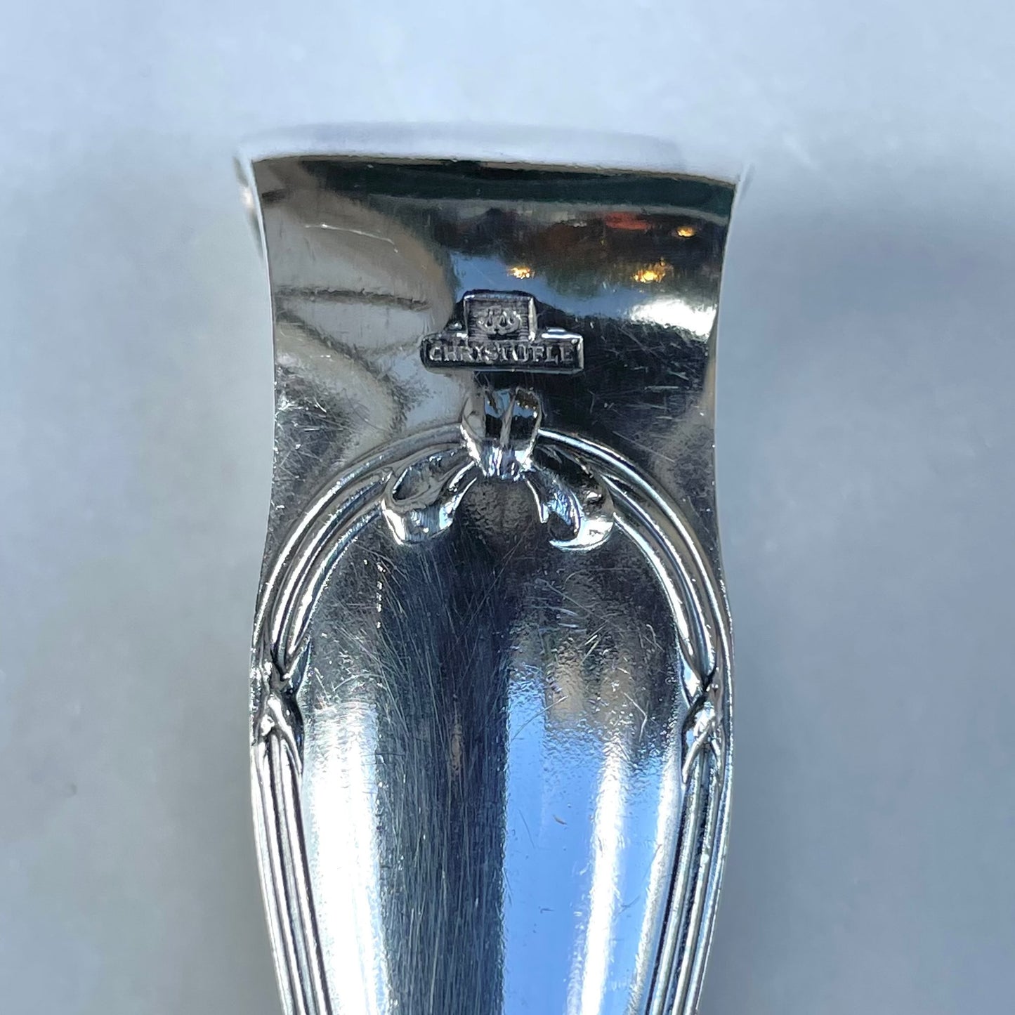 日本語: クリストフル製のシュガートング。リボン模様がエレガントでテーブルに華を添えます。 ; English: Sugar tongs by Christofle with an elegant Rubans pattern, featuring ribbon motifs. ; Français: Pince à sucre de Christofle avec motif Rubans, inspiré du style Louis XVI.