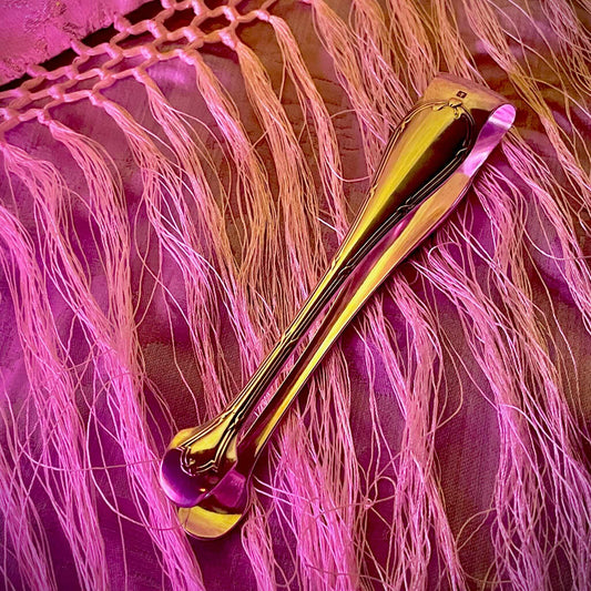 日本語: クリストフル製のシュガートング。リボン模様がエレガントでテーブルに華を添えます。 ; English: Sugar tongs by Christofle with an elegant Rubans pattern, featuring ribbon motifs. ; Français: Pince à sucre de Christofle avec motif Rubans, inspiré du style Louis XVI.