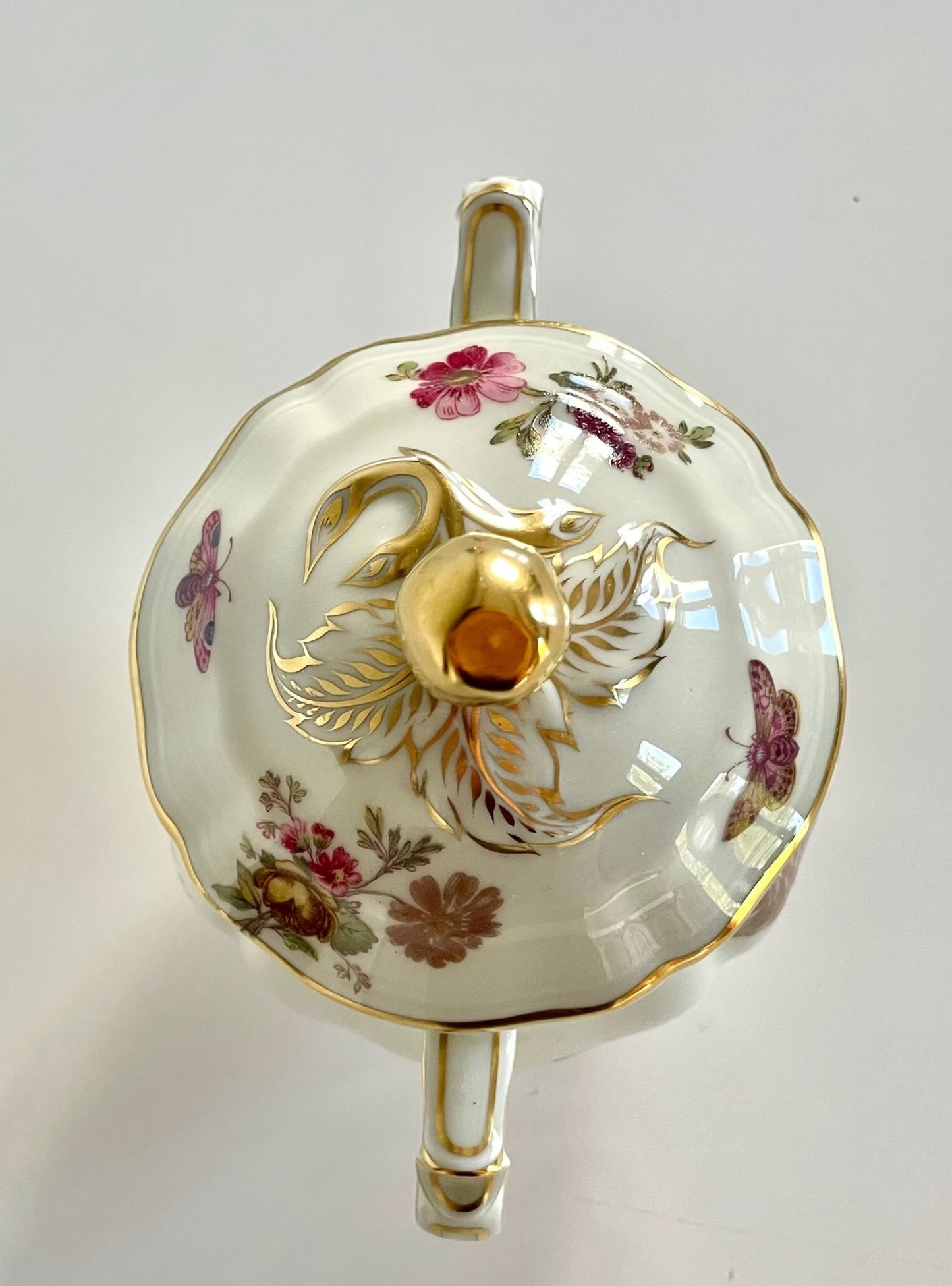 日本語: ベルナルド製のティーポットとシュガーボウルセット。モデル名はデュ・バリー、ローズと蝶のモチーフが18世紀末のエレガンスを再現。 ; English: Tea pot and sugar bowl set by Bernardaud in Du Barry model, featuring rose and butterfly motifs inspired by 18th-century elegance. ; Français: Service théière et sucre Bernardaud modèle Du Barry, avec des motifs de roses et de papillons inspirés du XVIIIe siècle.