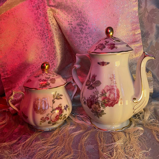 日本語: ベルナルド製のティーポットとシュガーボウルセット。モデル名はデュ・バリー、ローズと蝶のモチーフが18世紀末のエレガンスを再現。 ; English: Tea pot and sugar bowl set by Bernardaud in Du Barry model, featuring rose and butterfly motifs inspired by 18th-century elegance. ; Français: Service théière et sucre Bernardaud modèle Du Barry, avec des motifs de roses et de papillons inspirés du XVIIIe siècle.