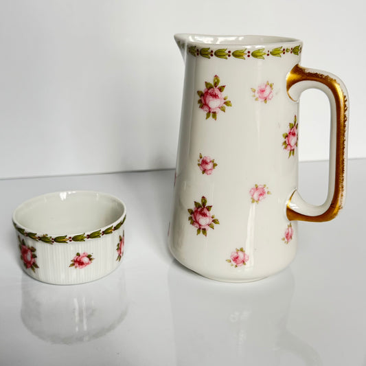 English: Théodore Haviland creamer and ramekin, Roses & Myrtles motif, early 20th century, inspired by 18th-century Sèvres porcelain. The sugar pot is missing its lid. ;
日本語: テオドール・アビランドのクリーマー&ラメキン、ローズ&マートルのモチーフ、20世紀初期、18世紀セーブル磁器に着想。 ;
Français: Crémier et ramequin Théodore Haviland, motif Roses & Myrtes, début du XXᵉ siècle, inspiré de la porcelaine de Sèvres du XVIIIᵉ siècle.