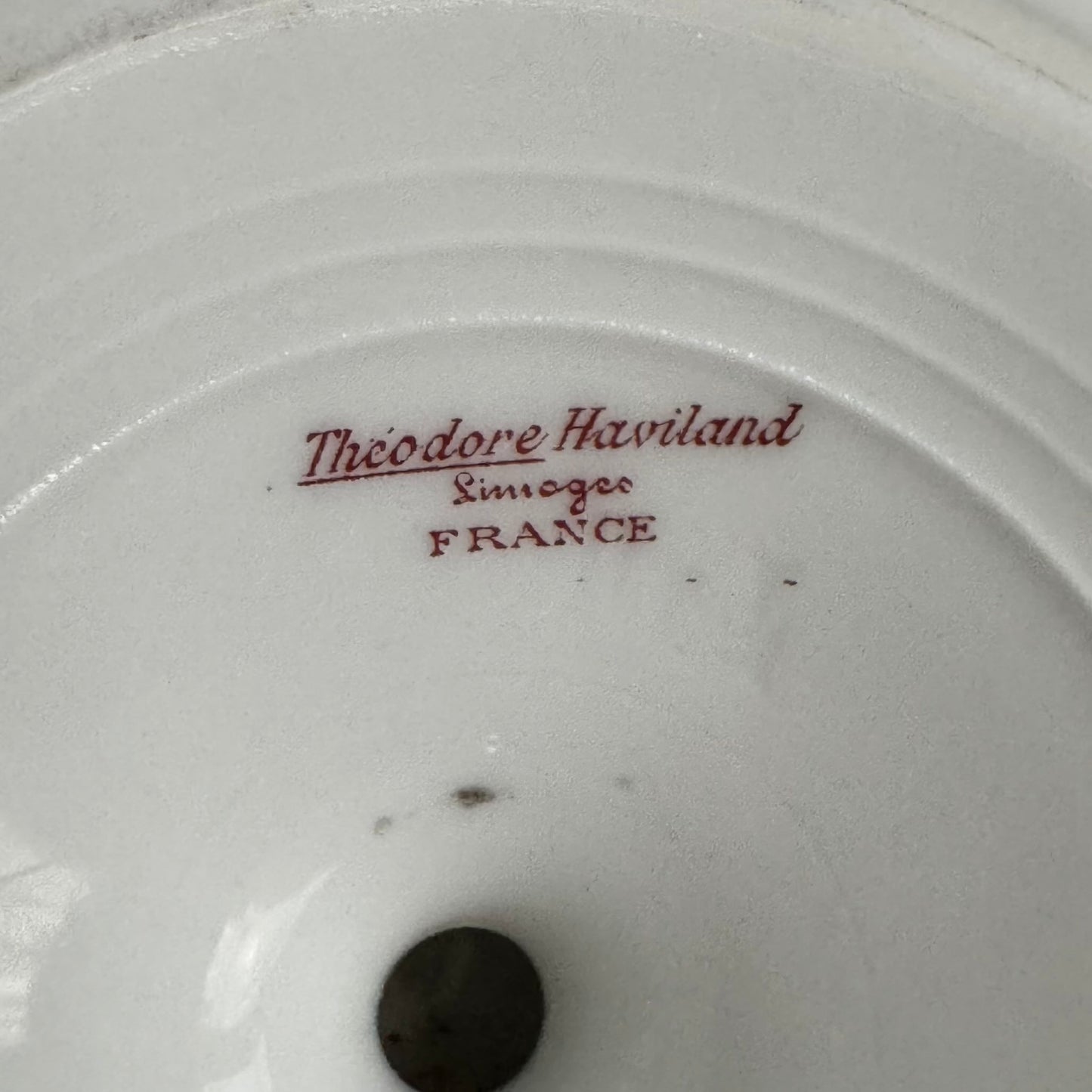 日本語: アビランド製リモージュ磁器のケーキスタンド。バラのガーランド、リボンモチーフ、金彩の縁取りが特徴。18世紀後期フランス様式に着想を得て製作。; English: Haviland Limoges porcelain cake stand with rose garlands, ribbon motifs, and gold trim. Inspired by late 18th-century French style.; Français: Présentoir à gâteau en porcelaine Haviland Limoges, guirlandes de roses, rubans et bordure dorée. Inspiré du style français fin XVIIIᵉ siècle.