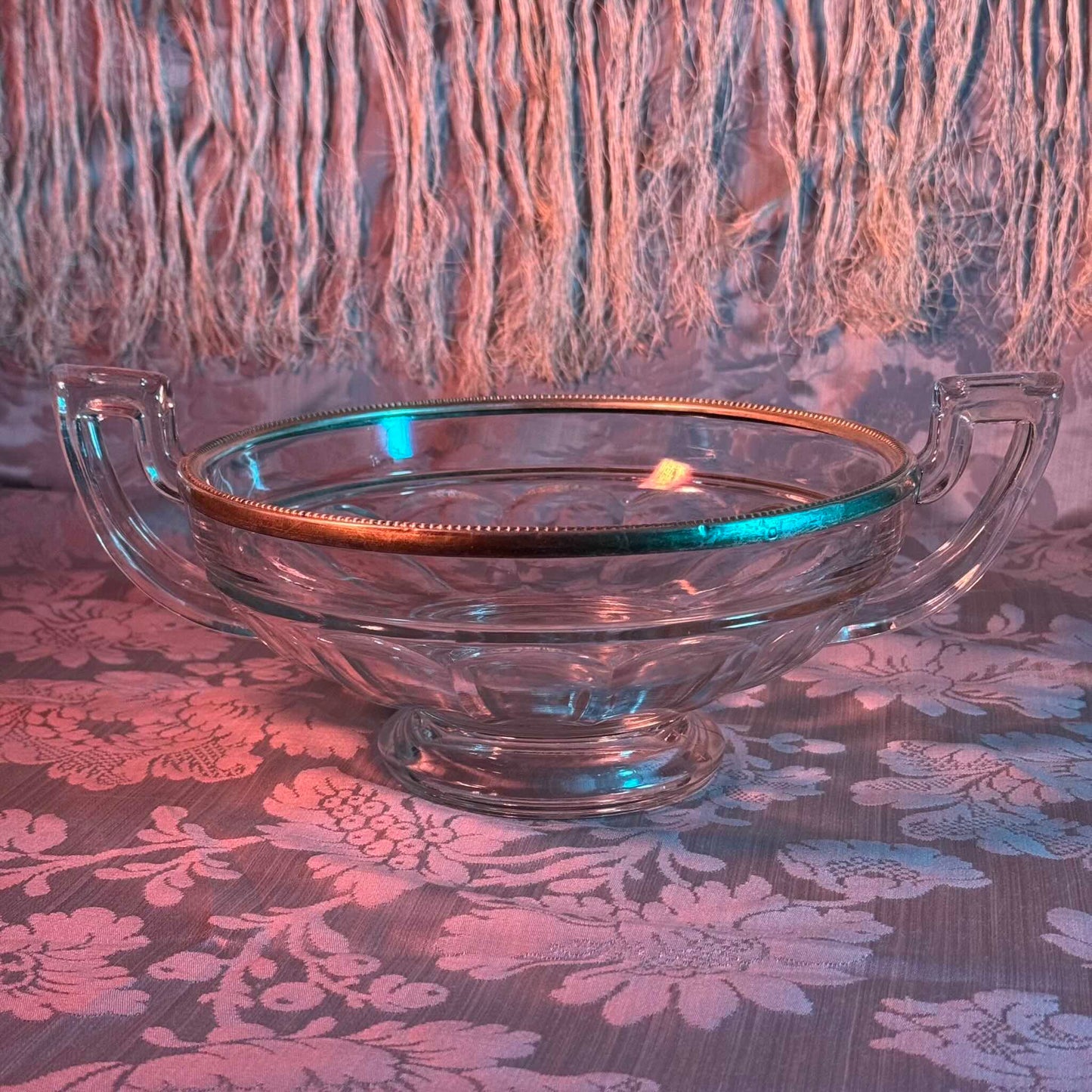 English: Val Saint Lambert crystal fruit bowl with a sterling silver rim, Art Deco, early 20th century. Elegant design with a delicate beaded motif. ; 日本語: 20世紀初頭のアール・デコ様式、ヴァル・サン・ランベールのクリスタル製フルーツボウル。繊細なパール装飾が施されたシルバーの縁付き。 ; Français: Coupe à fruits en cristal de Val Saint Lambert avec bordure en argent massif, Art Déco, début du 20ᵉ siècle. Design élégant avec un décor perlé délicat.