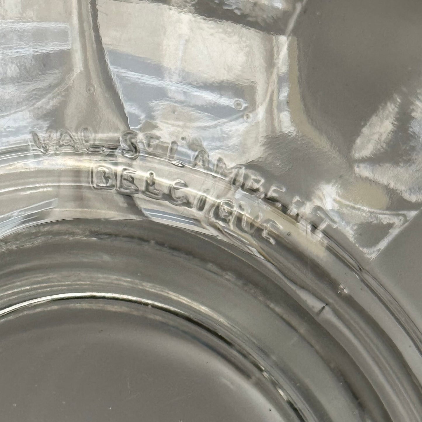English: Val Saint Lambert crystal fruit bowl with a sterling silver rim, Art Deco, early 20th century. Elegant design with a delicate beaded motif. ; 日本語: 20世紀初頭のアール・デコ様式、ヴァル・サン・ランベールのクリスタル製フルーツボウル。繊細なパール装飾が施されたシルバーの縁付き。 ; Français: Coupe à fruits en cristal de Val Saint Lambert avec bordure en argent massif, Art Déco, début du 20ᵉ siècle. Design élégant avec un décor perlé délicat.