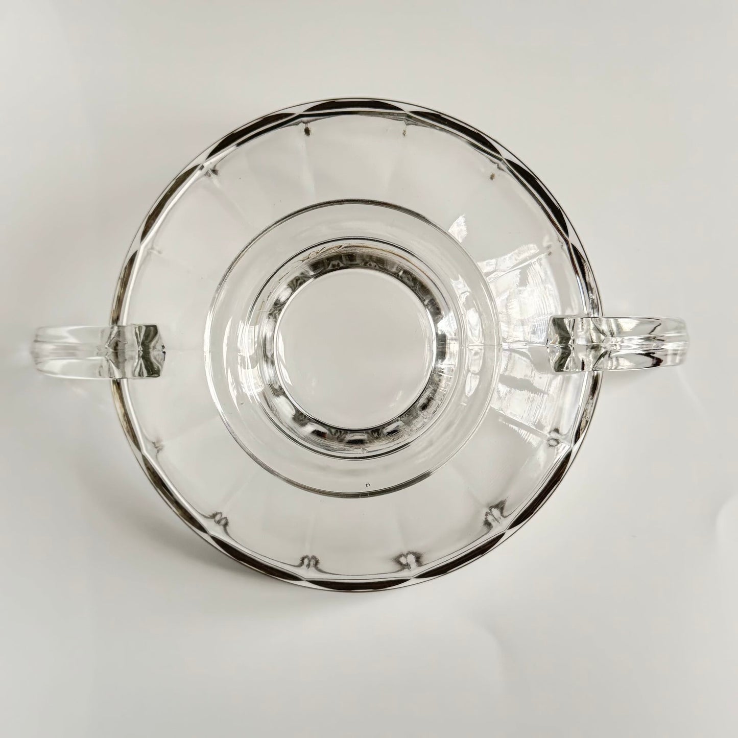 English: Val Saint Lambert crystal fruit bowl with a sterling silver rim, Art Deco, early 20th century. Elegant design with a delicate beaded motif. ; 日本語: 20世紀初頭のアール・デコ様式、ヴァル・サン・ランベールのクリスタル製フルーツボウル。繊細なパール装飾が施されたシルバーの縁付き。 ; Français: Coupe à fruits en cristal de Val Saint Lambert avec bordure en argent massif, Art Déco, début du 20ᵉ siècle. Design élégant avec un décor perlé délicat.