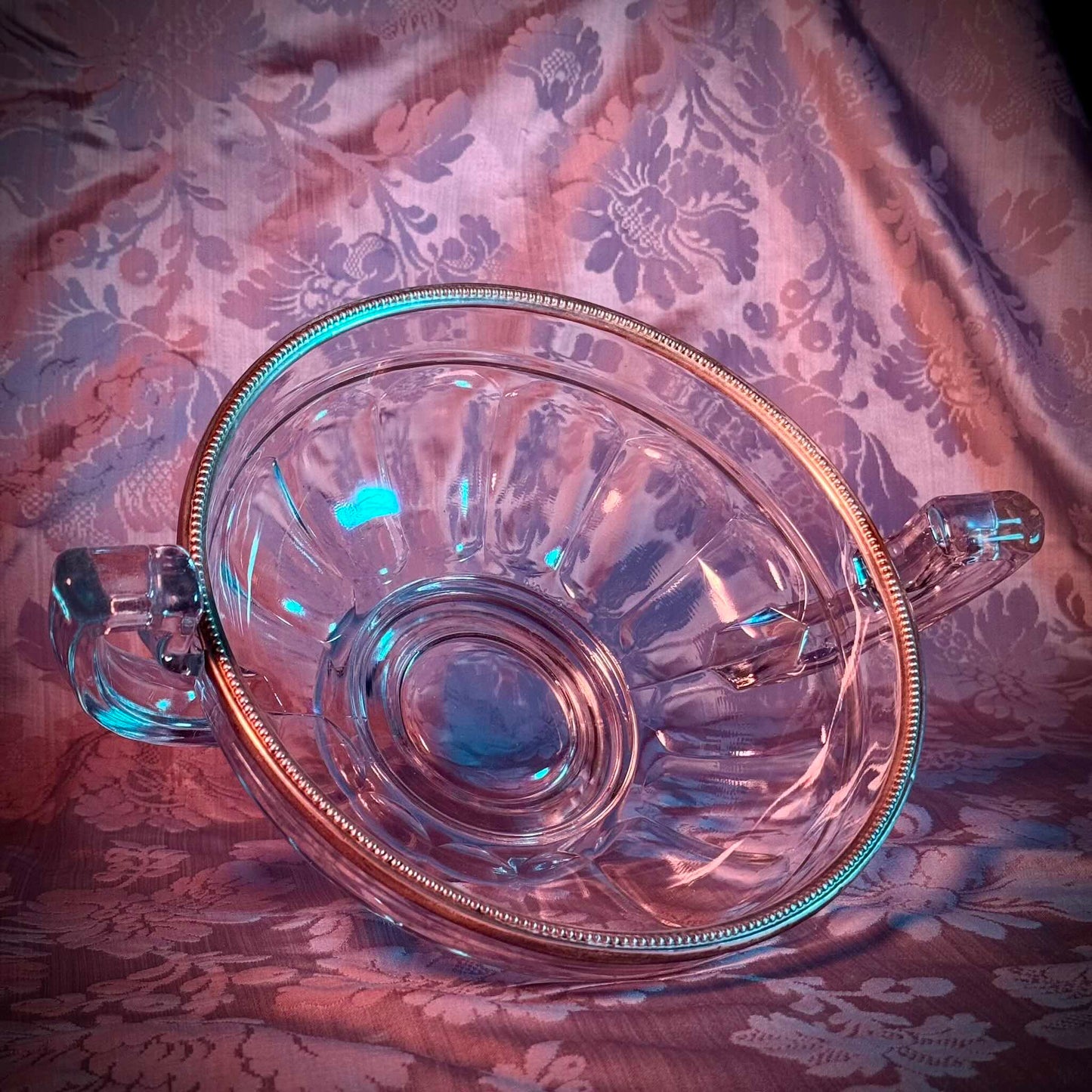 English: Val Saint Lambert crystal fruit bowl with a sterling silver rim, Art Deco, early 20th century. Elegant design with a delicate beaded motif. ; 日本語: 20世紀初頭のアール・デコ様式、ヴァル・サン・ランベールのクリスタル製フルーツボウル。繊細なパール装飾が施されたシルバーの縁付き。 ; Français: Coupe à fruits en cristal de Val Saint Lambert avec bordure en argent massif, Art Déco, début du 20ᵉ siècle. Design élégant avec un décor perlé délicat.