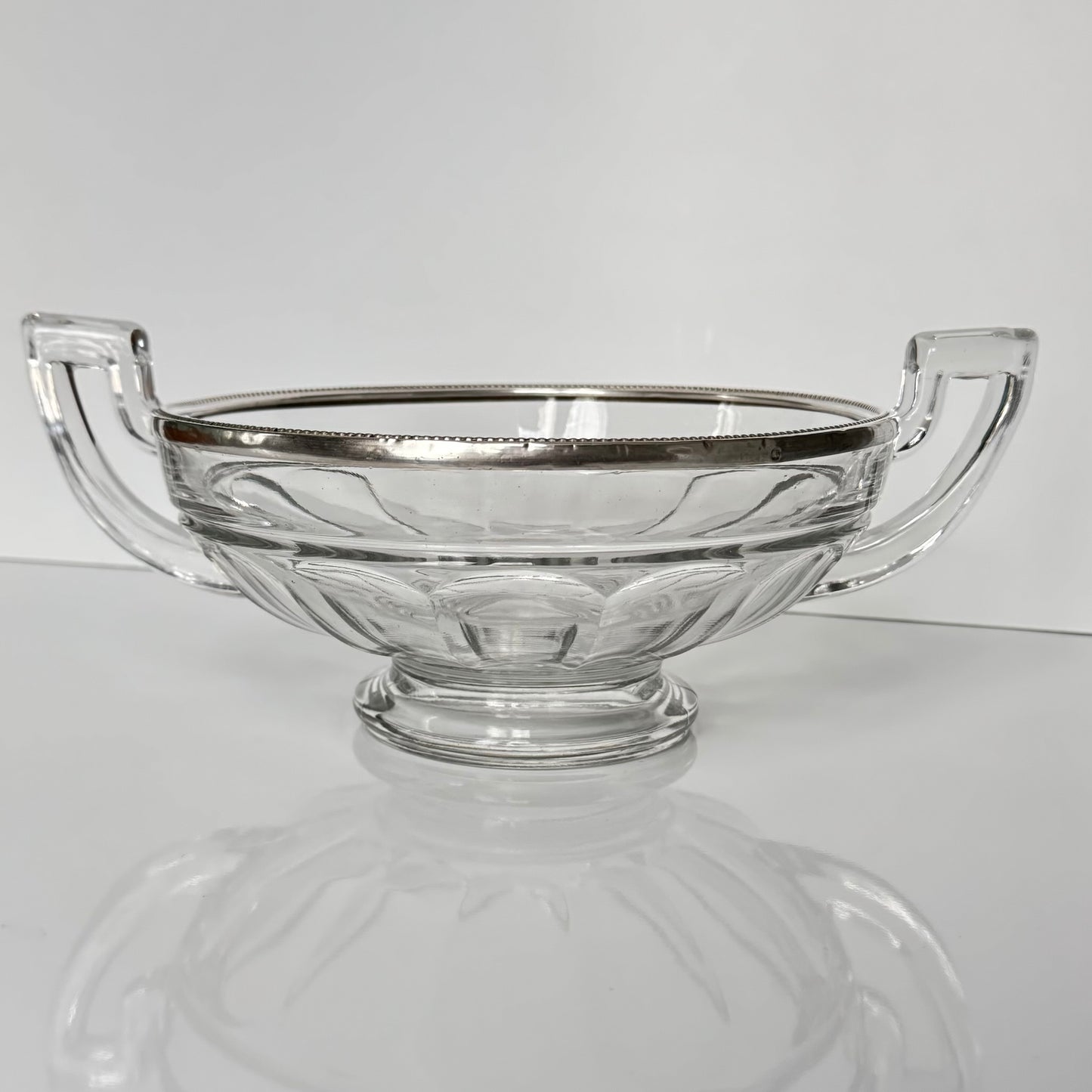English: Val Saint Lambert crystal fruit bowl with a sterling silver rim, Art Deco, early 20th century. Elegant design with a delicate beaded motif. ; 日本語: 20世紀初頭のアール・デコ様式、ヴァル・サン・ランベールのクリスタル製フルーツボウル。繊細なパール装飾が施されたシルバーの縁付き。 ; Français: Coupe à fruits en cristal de Val Saint Lambert avec bordure en argent massif, Art Déco, début du 20ᵉ siècle. Design élégant avec un décor perlé délicat.