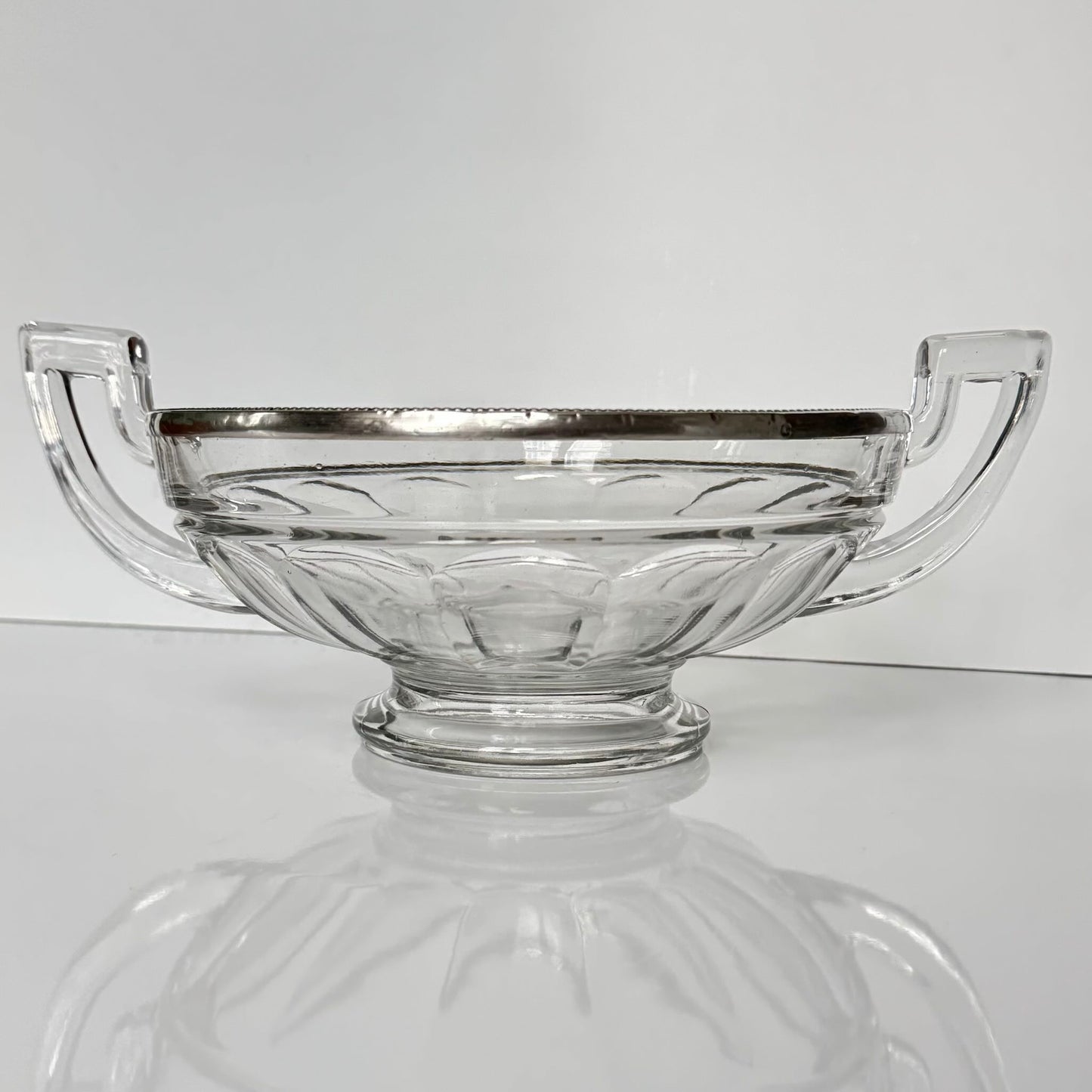 English: Val Saint Lambert crystal fruit bowl with a sterling silver rim, Art Deco, early 20th century. Elegant design with a delicate beaded motif. ; 日本語: 20世紀初頭のアール・デコ様式、ヴァル・サン・ランベールのクリスタル製フルーツボウル。繊細なパール装飾が施されたシルバーの縁付き。 ; Français: Coupe à fruits en cristal de Val Saint Lambert avec bordure en argent massif, Art Déco, début du 20ᵉ siècle. Design élégant avec un décor perlé délicat.