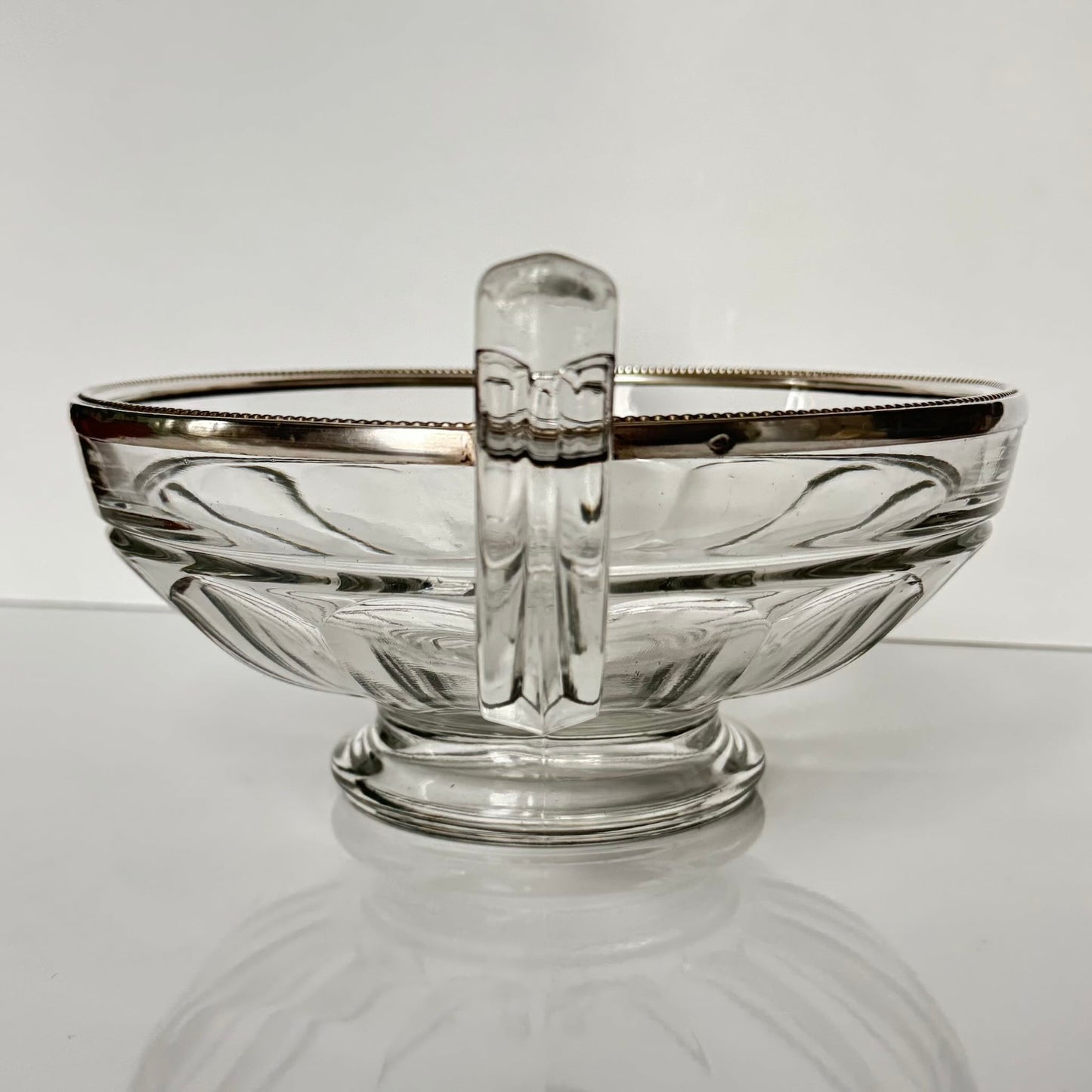 English: Val Saint Lambert crystal fruit bowl with a sterling silver rim, Art Deco, early 20th century. Elegant design with a delicate beaded motif. ; 日本語: 20世紀初頭のアール・デコ様式、ヴァル・サン・ランベールのクリスタル製フルーツボウル。繊細なパール装飾が施されたシルバーの縁付き。 ; Français: Coupe à fruits en cristal de Val Saint Lambert avec bordure en argent massif, Art Déco, début du 20ᵉ siècle. Design élégant avec un décor perlé délicat.