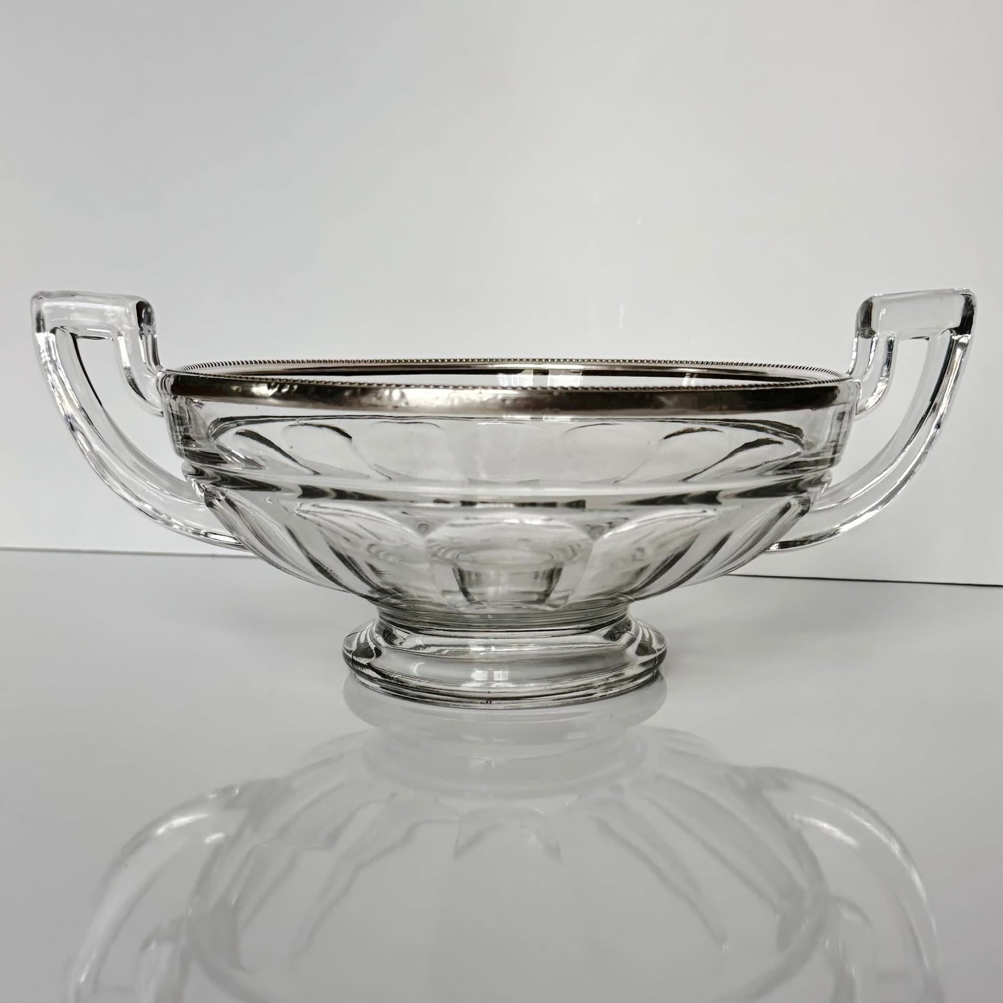 English: Val Saint Lambert crystal fruit bowl with a sterling silver rim, Art Deco, early 20th century. Elegant design with a delicate beaded motif. ; 日本語: 20世紀初頭のアール・デコ様式、ヴァル・サン・ランベールのクリスタル製フルーツボウル。繊細なパール装飾が施されたシルバーの縁付き。 ; Français: Coupe à fruits en cristal de Val Saint Lambert avec bordure en argent massif, Art Déco, début du 20ᵉ siècle. Design élégant avec un décor perlé délicat.