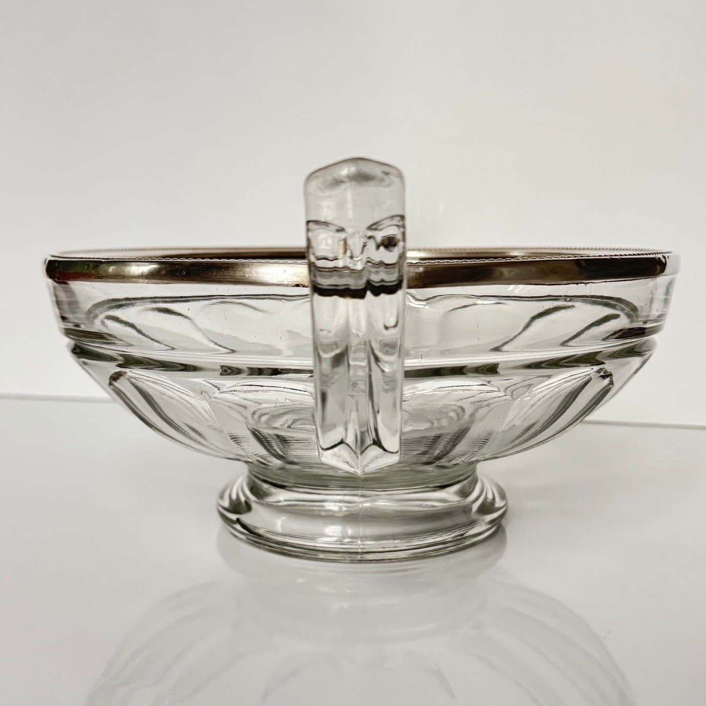 English: Val Saint Lambert crystal fruit bowl with a sterling silver rim, Art Deco, early 20th century. Elegant design with a delicate beaded motif. ; 日本語: 20世紀初頭のアール・デコ様式、ヴァル・サン・ランベールのクリスタル製フルーツボウル。繊細なパール装飾が施されたシルバーの縁付き。 ; Français: Coupe à fruits en cristal de Val Saint Lambert avec bordure en argent massif, Art Déco, début du 20ᵉ siècle. Design élégant avec un décor perlé délicat.