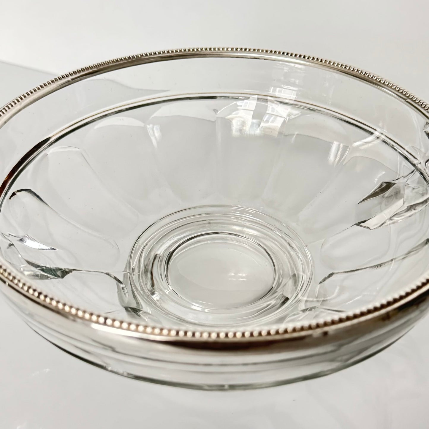 English: Val Saint Lambert crystal fruit bowl with a sterling silver rim, Art Deco, early 20th century. Elegant design with a delicate beaded motif. ; 日本語: 20世紀初頭のアール・デコ様式、ヴァル・サン・ランベールのクリスタル製フルーツボウル。繊細なパール装飾が施されたシルバーの縁付き。 ; Français: Coupe à fruits en cristal de Val Saint Lambert avec bordure en argent massif, Art Déco, début du 20ᵉ siècle. Design élégant avec un décor perlé délicat.