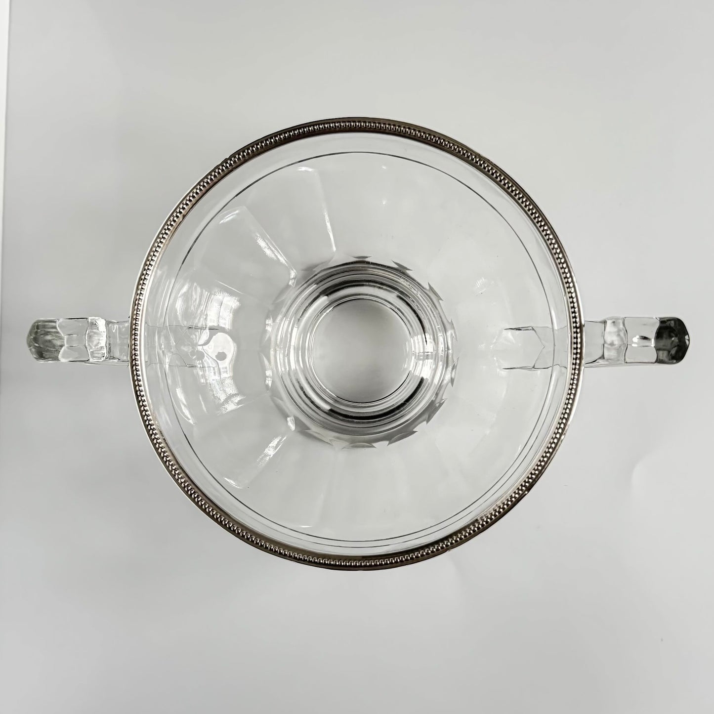 English: Val Saint Lambert crystal fruit bowl with a sterling silver rim, Art Deco, early 20th century. Elegant design with a delicate beaded motif. ; 日本語: 20世紀初頭のアール・デコ様式、ヴァル・サン・ランベールのクリスタル製フルーツボウル。繊細なパール装飾が施されたシルバーの縁付き。 ; Français: Coupe à fruits en cristal de Val Saint Lambert avec bordure en argent massif, Art Déco, début du 20ᵉ siècle. Design élégant avec un décor perlé délicat.