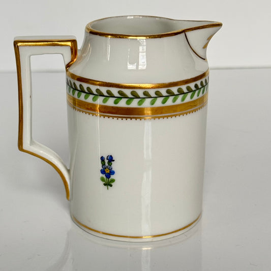 English: Vienna porcelain creamer, hand-painted floral and foliage design, made mid 19th century, signed with the Vienna manufactory symbol;
日本語: ウィーン磁器のクリーマー、手描きの花と葉の装飾、19世紀中期製造、ウィーン窯のシンボル付き;
Français: Pot à lait en porcelaine de Vienne, décor peint à la main de fleurs et feuillage, fabriqué au milieu du XIXe siècle, signé avec le symbole de la manufacture de Vienne.