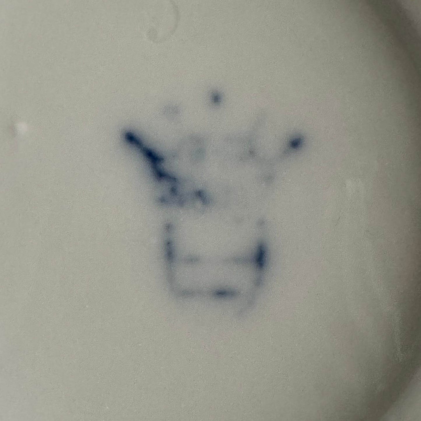 English: Vienna porcelain creamer, hand-painted floral and foliage design, made mid 19th century, signed with the Vienna manufactory symbol;
日本語: ウィーン磁器のクリーマー、手描きの花と葉の装飾、19世紀中期製造、ウィーン窯のシンボル付き;
Français: Pot à lait en porcelaine de Vienne, décor peint à la main de fleurs et feuillage, fabriqué au milieu du XIXe siècle, signé avec le symbole de la manufacture de Vienne.