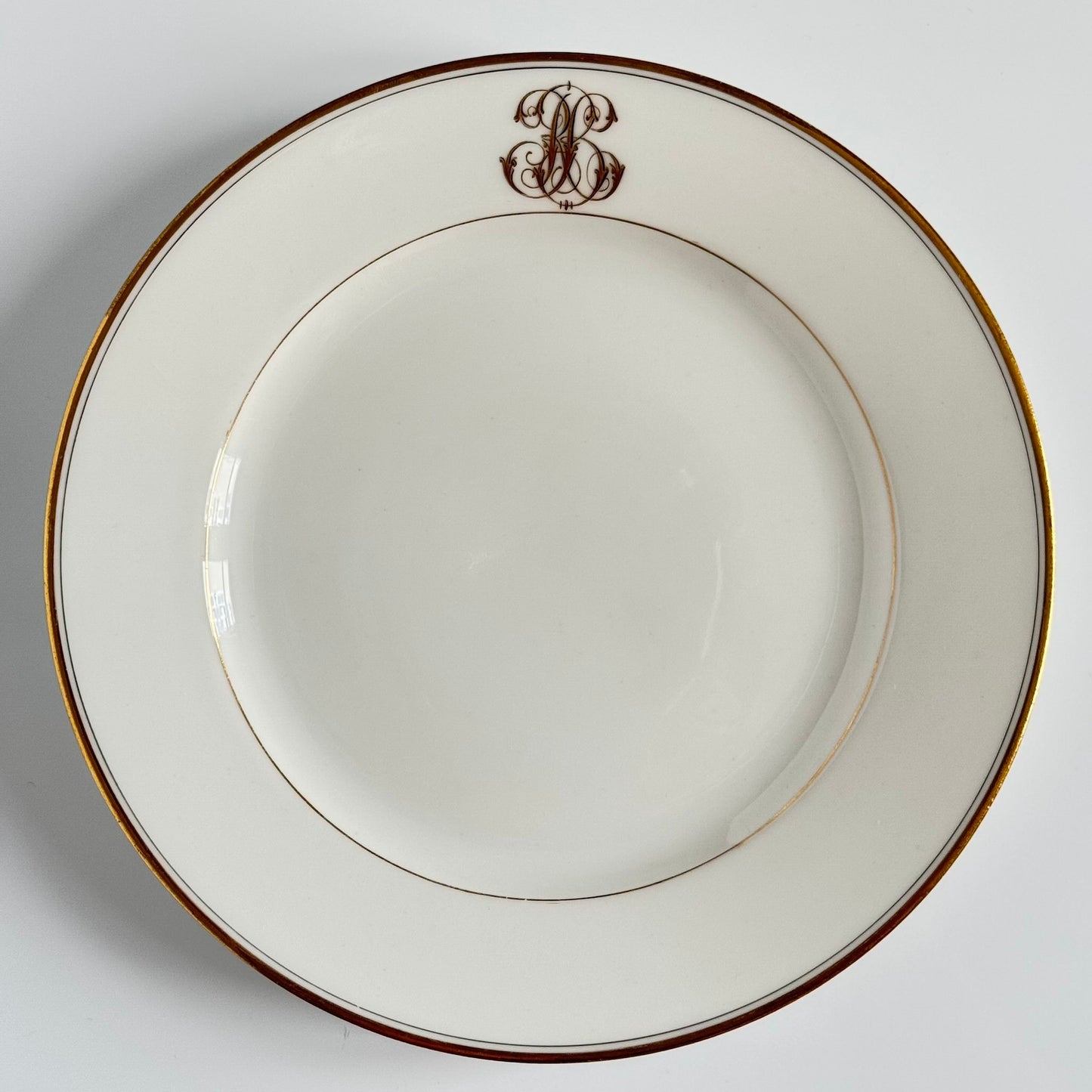 English: Paris porcelain dessert plate with gilded rim and monogram, Vieux Paris / Old Paris, late 19th–early 20th century ; 日本語: パリ窯製磁器デザートプレート、金彩縁取りとモノグラム入り、ヴュー・パリ / オールド・パリ、19世紀後期–20世紀初期; Français: Assiette à dessert en porcelaine de Paris avec bord doré et monogramme, Vieux Paris, fin XIXe – début XXe siècle
