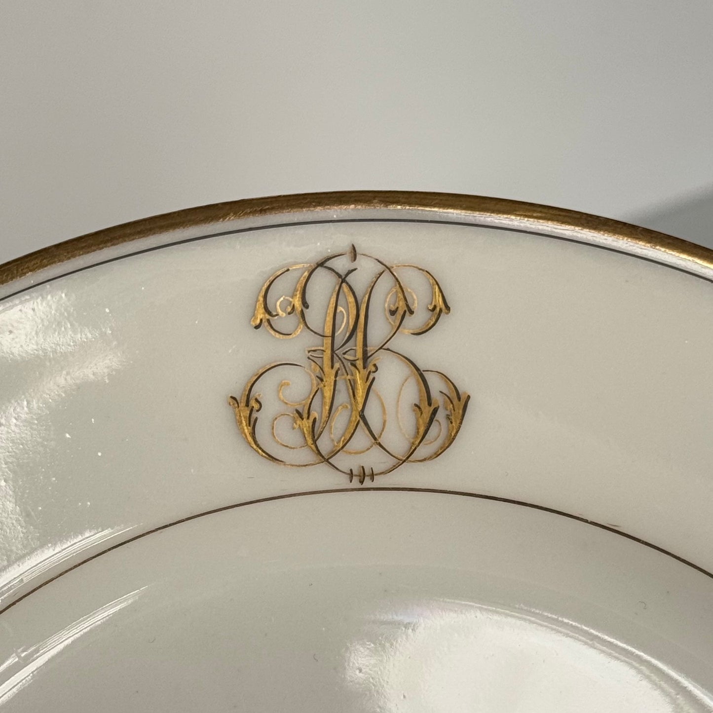 English: Paris porcelain dessert plate with gilded rim and monogram, Vieux Paris / Old Paris, late 19th–early 20th century ; 日本語: パリ窯製磁器デザートプレート、金彩縁取りとモノグラム入り、ヴュー・パリ / オールド・パリ、19世紀後期–20世紀初期; Français: Assiette à dessert en porcelaine de Paris avec bord doré et monogramme, Vieux Paris, fin XIXe – début XXe siècle