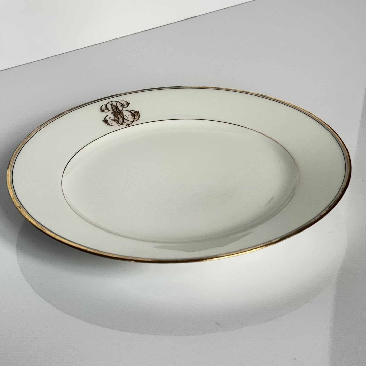 English: Paris porcelain dessert plate with gilded rim and monogram, Vieux Paris / Old Paris, late 19th–early 20th century ; 日本語: パリ窯製磁器デザートプレート、金彩縁取りとモノグラム入り、ヴュー・パリ / オールド・パリ、19世紀後期–20世紀初期; Français: Assiette à dessert en porcelaine de Paris avec bord doré et monogramme, Vieux Paris, fin XIXe – début XXe siècle