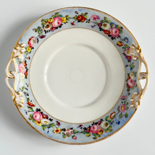English: Hand-painted Paris porcelain cake plate with floral garland on light blue background, Vieux Paris / Old Paris, early 19th century ; 日本語: パリ窯製手描きケーキプレート、ライトブルー背景に花のガーランド装飾、ヴュー・パリ / オールド・パリ、19世紀前半; Français: Plat à gâteau en porcelaine peint à la main, guirlande de fleurs sur fond bleu clair, Vieux Paris, première moitié du XIXe siècle