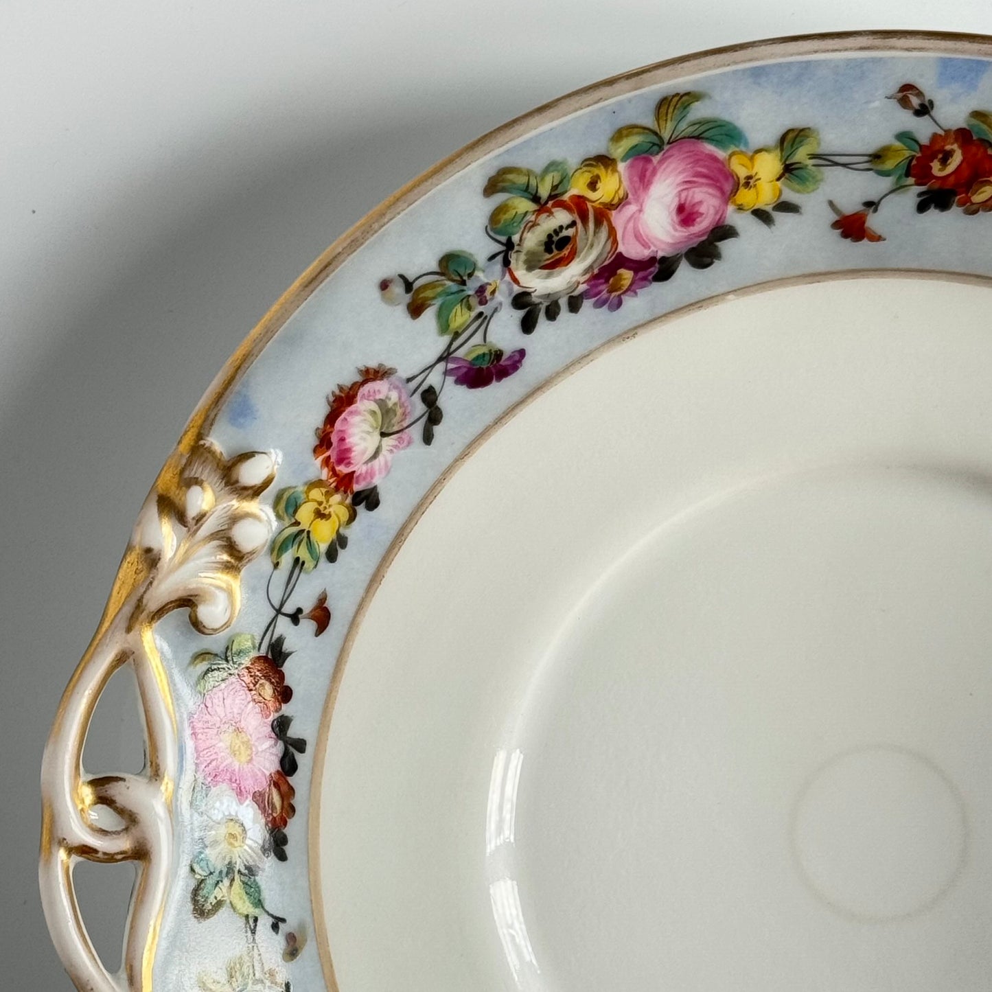 English: Hand-painted Paris porcelain cake plate with floral garland on light blue background, Vieux Paris / Old Paris, early 19th century ; 日本語: パリ窯製手描きケーキプレート、ライトブルー背景に花のガーランド装飾、ヴュー・パリ / オールド・パリ、19世紀前半; Français: Plat à gâteau en porcelaine peint à la main, guirlande de fleurs sur fond bleu clair, Vieux Paris, première moitié du XIXe siècle
