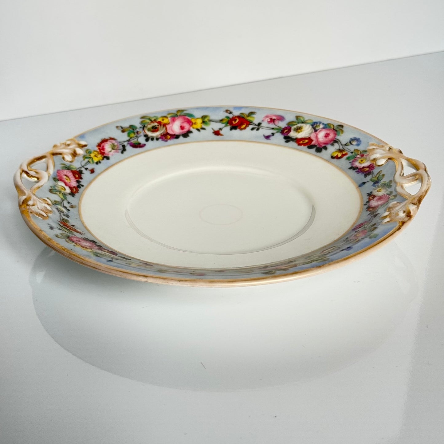 English: Hand-painted Paris porcelain cake plate with floral garland on light blue background, Vieux Paris / Old Paris, early 19th century ; 日本語: パリ窯製手描きケーキプレート、ライトブルー背景に花のガーランド装飾、ヴュー・パリ / オールド・パリ、19世紀前半; Français: Plat à gâteau en porcelaine peint à la main, guirlande de fleurs sur fond bleu clair, Vieux Paris, première moitié du XIXe siècle
