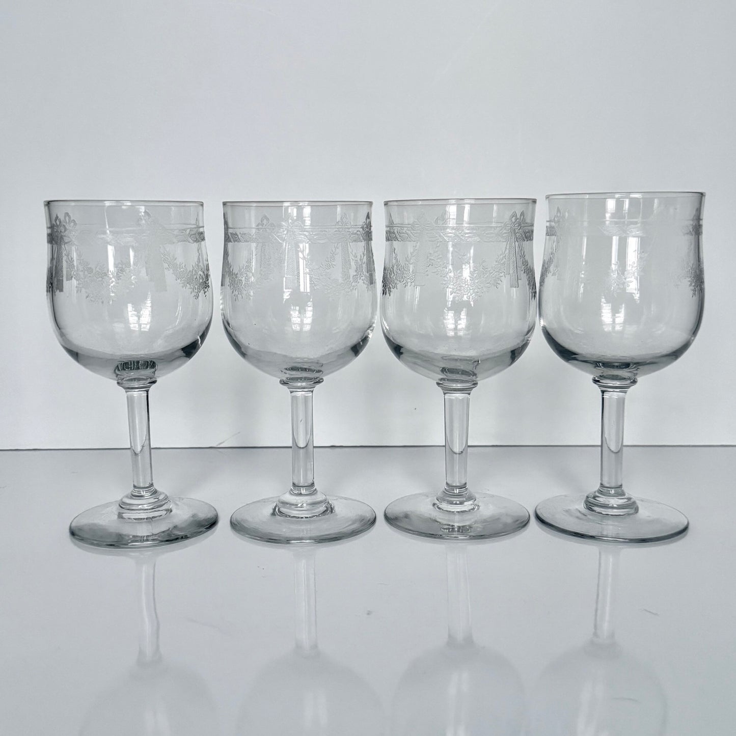 Vintage French acid-etched stemmed glass decorated with ribbon motifs and rose garlands, 20th century.