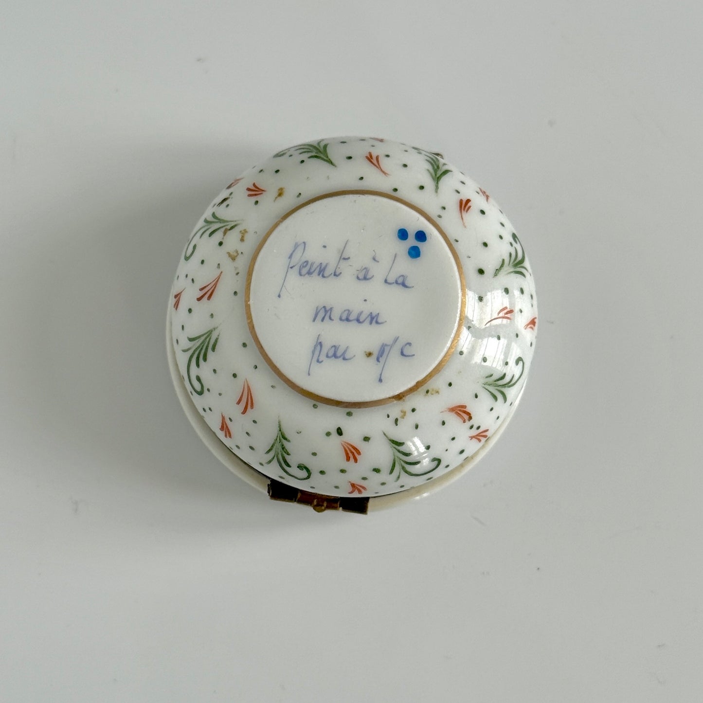 Pilulier Vintage en Porcelaine – Décor Franc-Maçon Peint à la Main
