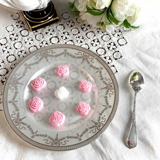 English: Vintage glass dessert plate with silvered ribbon and garland design on a pearlescent background, elegant and lightly worn. ; Français : Assiette à dessert en verre vintage avec décor argenté de rubans et guirlandes sur un fond couleur nacré, élégante et en très bon état. ; 日本語: 銀彩のリボンとガーランド模様が施されたヴィンテージのガラス製デザートプレート。上品な印象でコンディション良好。