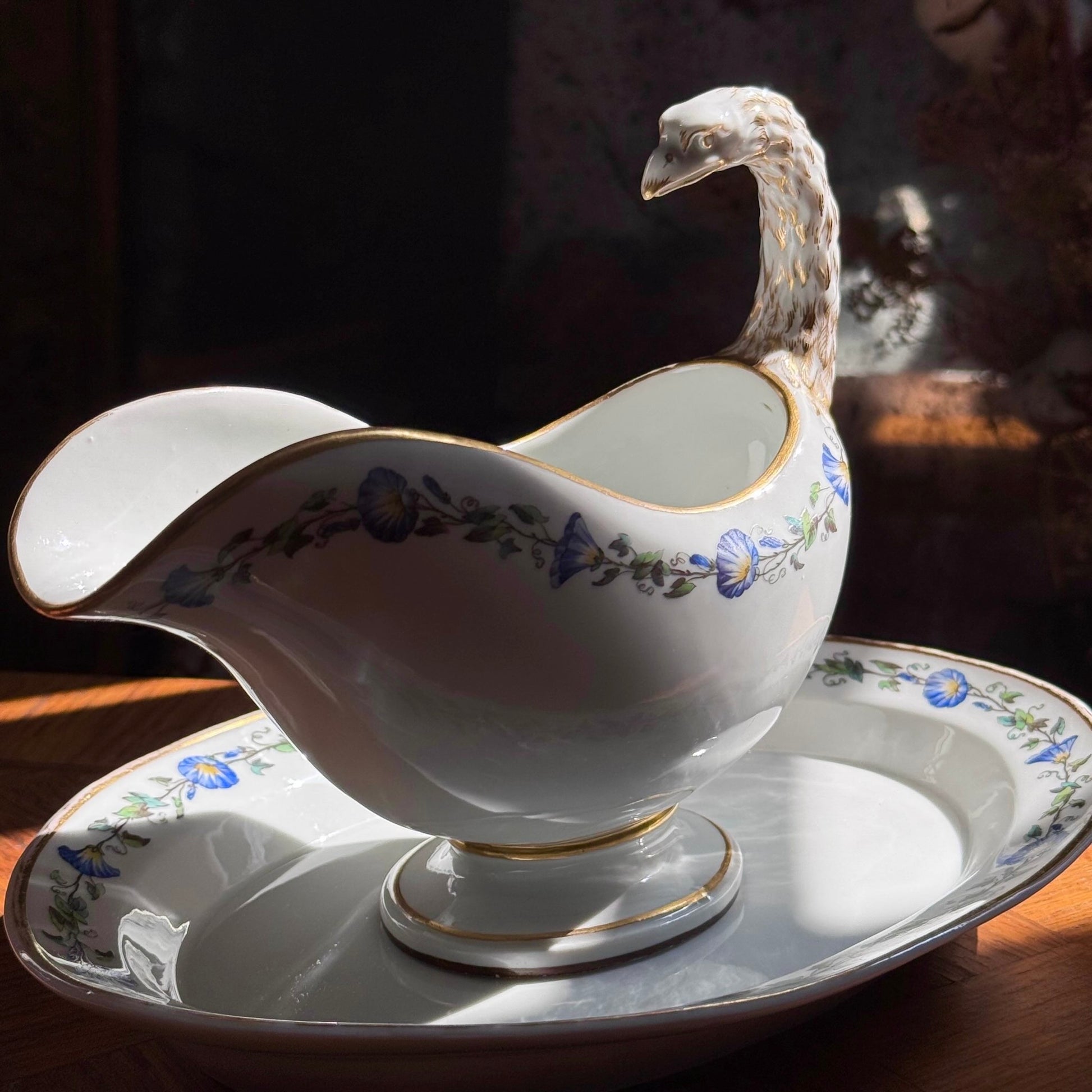 English : KPM Berlin porcelain sauce boat with matching underplate, early 19th century (c.1803–1816). Hand-painted with morning glory flowers and bird-head handle, gilded details. ; français : Saucière en porcelaine de la manufacture KPM Berlin avec son plateau, début XIXe siècle (vers 1803–1816). Décor peint à la main à l’ipomée, anse en forme de tête d’oiseau, détails dorés. ; 日本語 : KPMベルリン製ポーセリンのソースボートとアンダープレート。19世紀初頭（約1803〜1816年）。手描きのアサガオ装飾、鳥の頭の形をした持ち手、金彩入り。