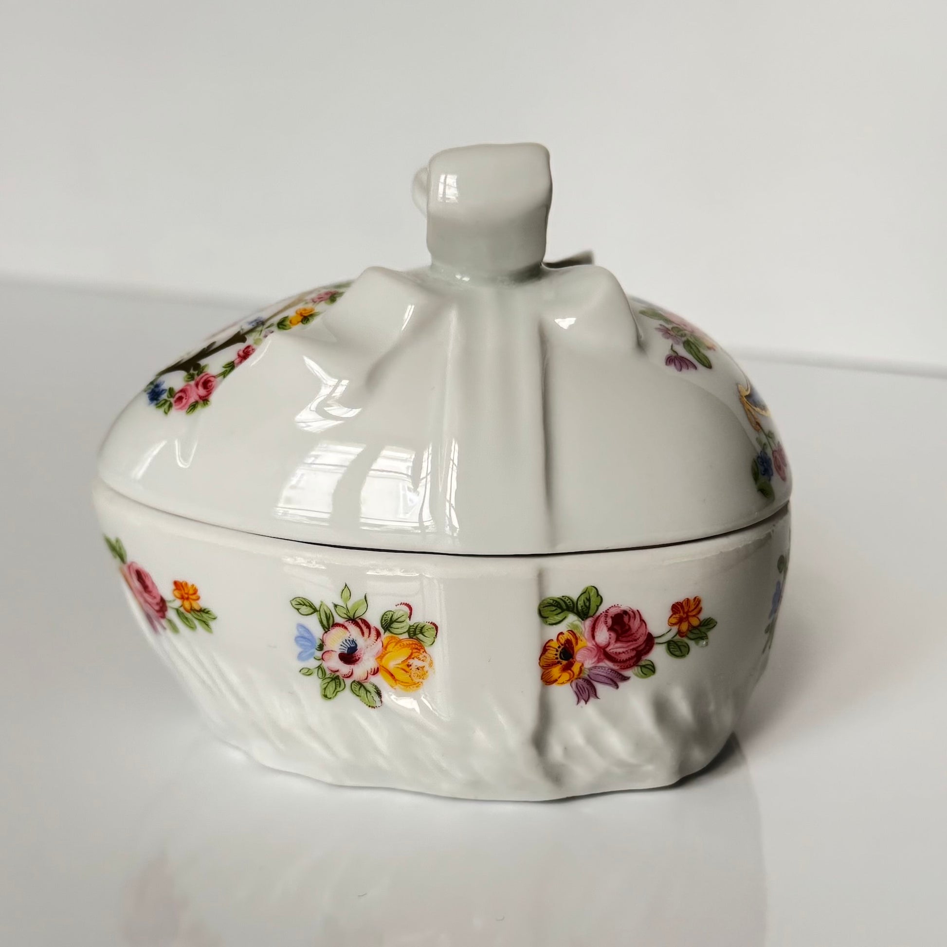 Vintage porcelain egg-shaped box by APILCO, inspired by the 18th-century Sèvres du Barry service. Features ribbon details, floral patterns, and “DB” initials in elegant design