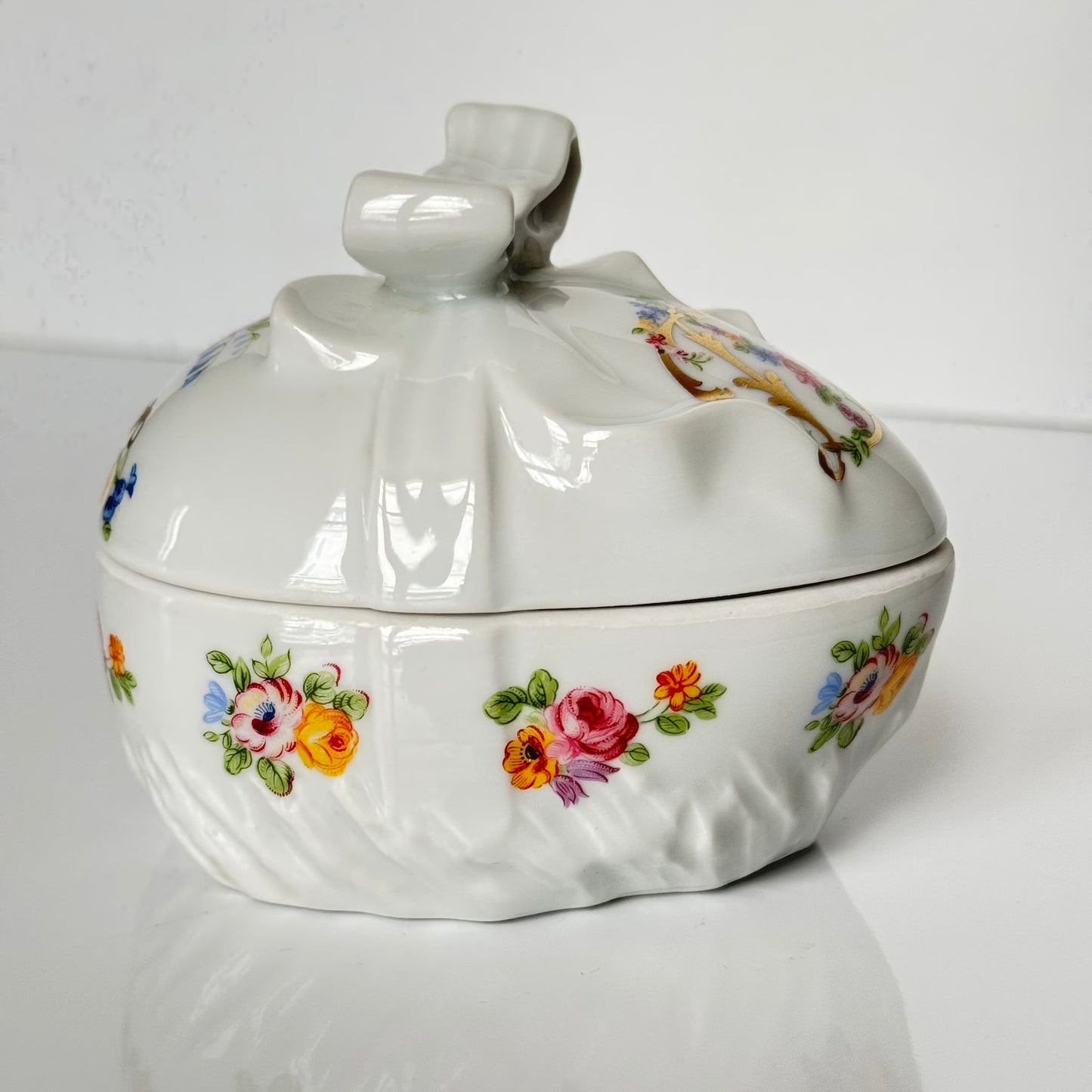 Vintage porcelain egg-shaped box by APILCO, inspired by the 18th-century Sèvres du Barry service. Features ribbon details, floral patterns, and “DB” initials in elegant design
