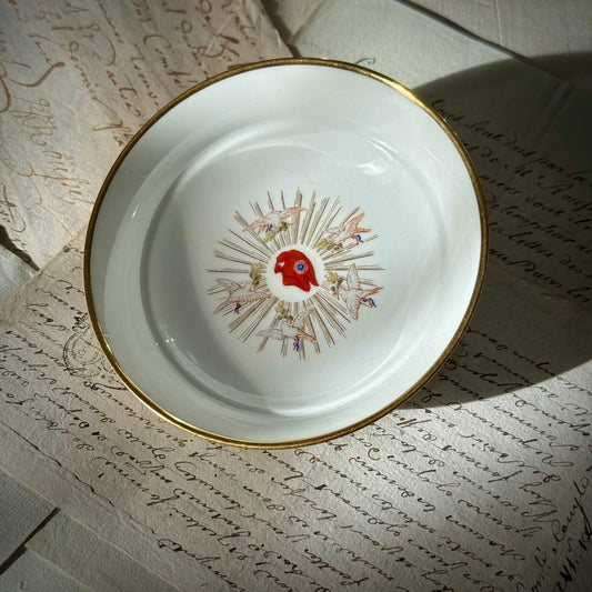English: Sèvres porcelain commemorative bowl, French Revolution Bicentennial 1989, Phrygian cap and bird motif ; 日本語: セーヴル製磁器記念ボウル、フランス革命200周年 1989年、フリジア帽と鳥の装飾; Français: Coupelle commémorative en porcelaine de Sèvres, Bicentenaire de la Révolution française 1989, décor bonnet phrygien et oiseaux