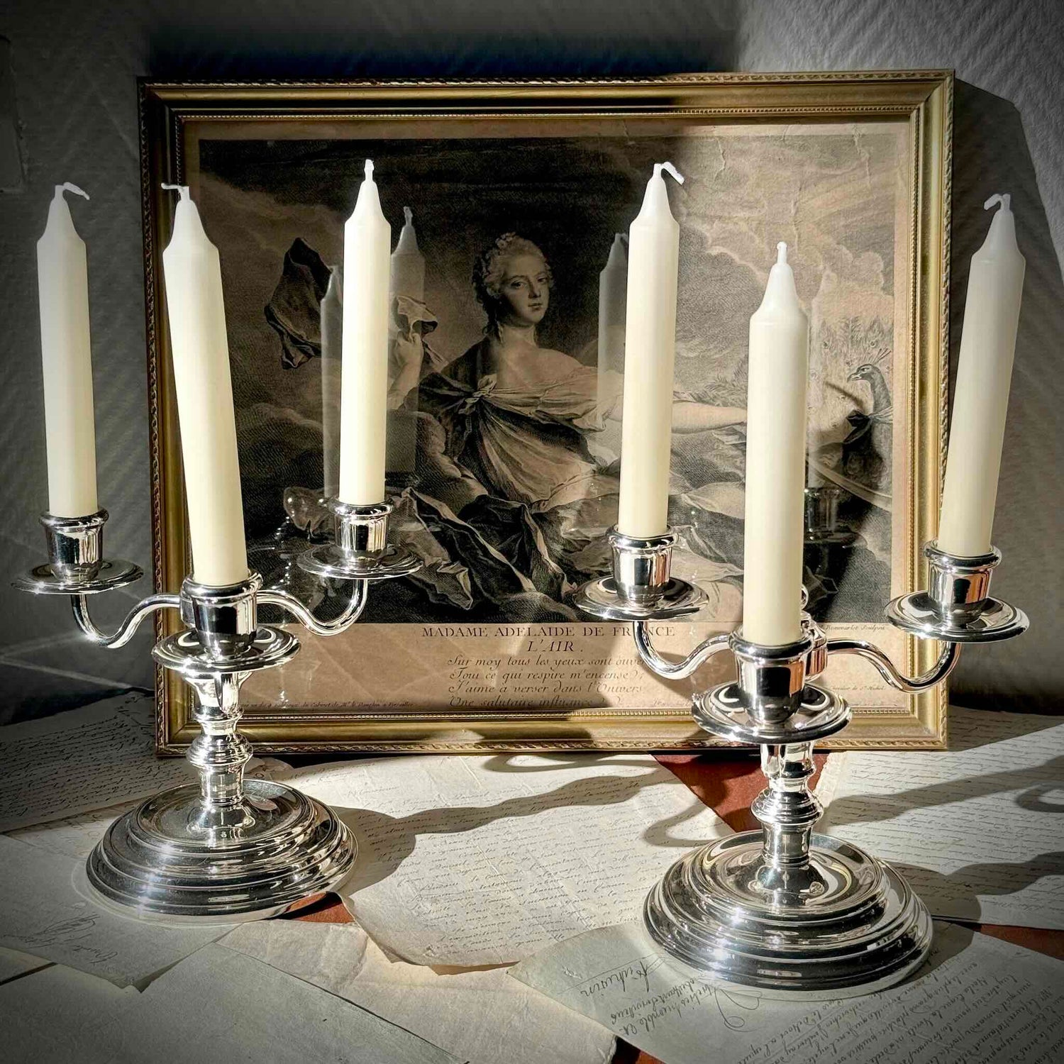 English: Pair of Christofle “Albi” three-light silver-plated candelabra, France, 1970s–80s. Elegant design with classical lines. ; français : Paire de chandeliers Christofle « Albi » à trois lumières en métal argenté, France, années 1970–80. Design sobre et élégant. ; 日本語 : クリストフル「アルビ」三灯式シルバープレートキャンデラブラ ペア。フランス製、1970〜80年代。クラシックでエレガントなデザイン。
