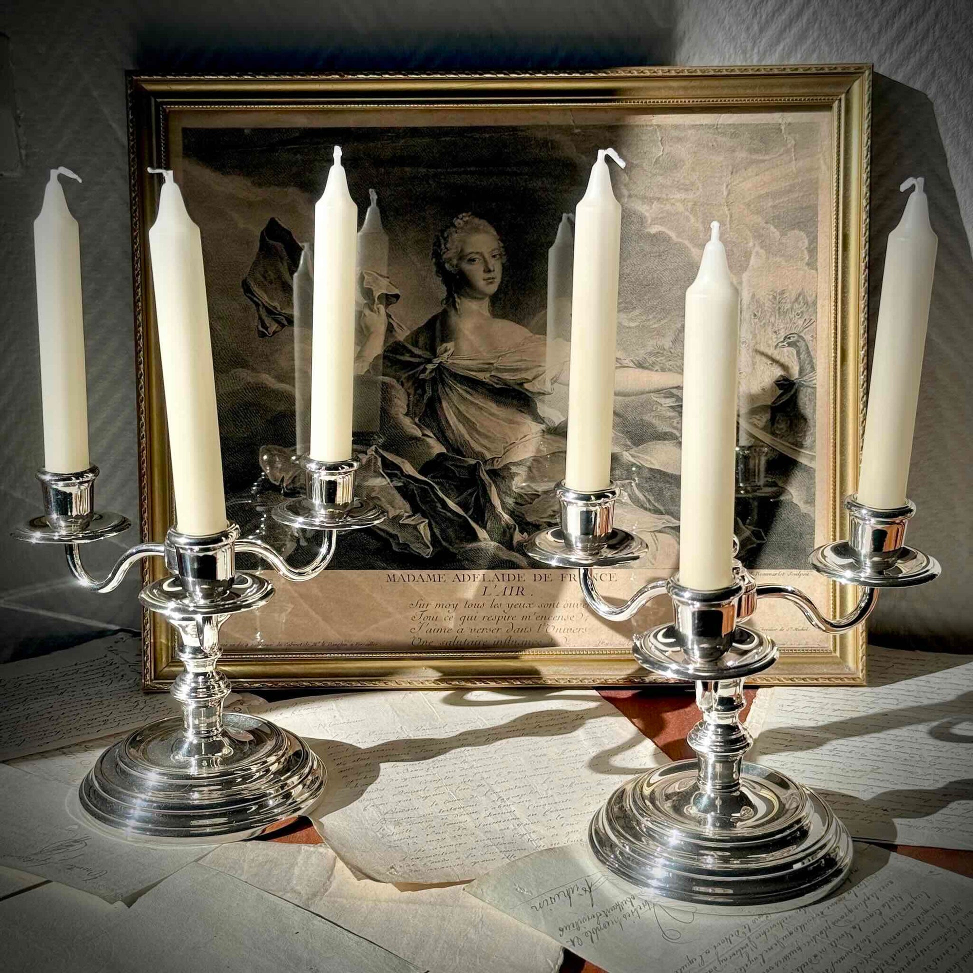 English: Pair of Christofle “Albi” three-light silver-plated candelabra, France, 1970s–80s. Elegant design with classical lines. ; français : Paire de chandeliers Christofle « Albi » à trois lumières en métal argenté, France, années 1970–80. Design sobre et élégant. ; 日本語 : クリストフル「アルビ」三灯式シルバープレートキャンデラブラ ペア。フランス製、1970〜80年代。クラシックでエレガントなデザイン。
