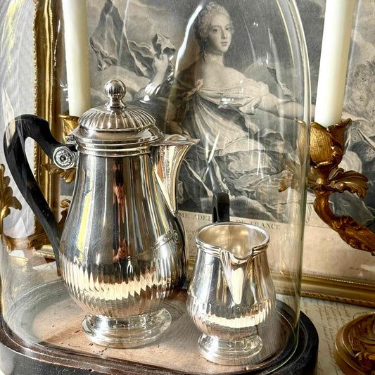 English: Christofle Gallia silver-plated coffee or tea pot and creamer set, France, 1920s. Simple and elegant design ; Français : Verseuse et pot à lait en métal argenté Christofle Gallia, France, années 1920. Design simple et élégant. ; 日本語 : クリストフル「ガリア」銀メッキ コーヒー／ティーポット＆クリーマーセット、フランス 1920年代。シンプルでエレガントなデザイン。