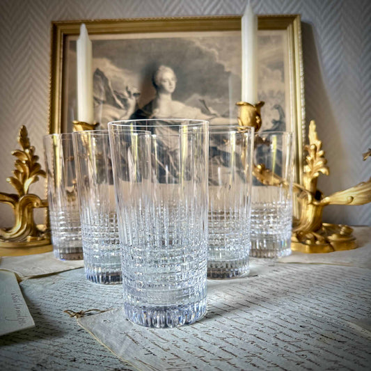 English: Baccarat crystal cocktail glass Nancy pattern, 20th century, elegant cut design; 日本語: バカラ クリスタル製タンブラー/カクテルグラス ナンシー パターン 20世紀 繊細なカットデザイン; Français:  Verre à cocktail en cristal Baccarat modèle Nancy XXe siècle avec décor taillé raffiné